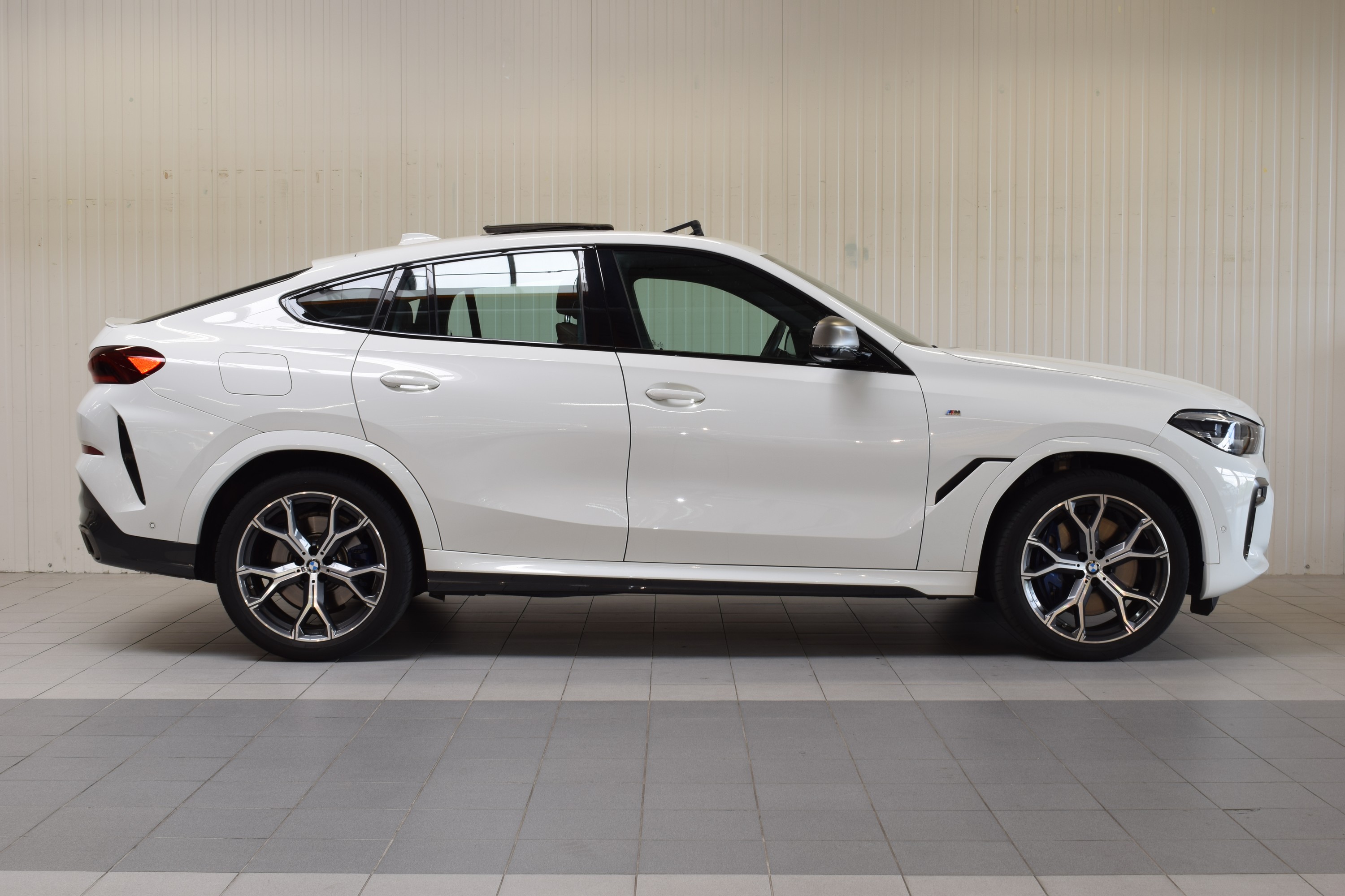 Detail g: BMW X6 M50i, EZ 07/2020, Laufleistung 34.400 km, 390 kW/530 PS, Automatikgetriebe, Farbe: Alpinweiß uni, Leder Individual, M- Sportpaket, ...