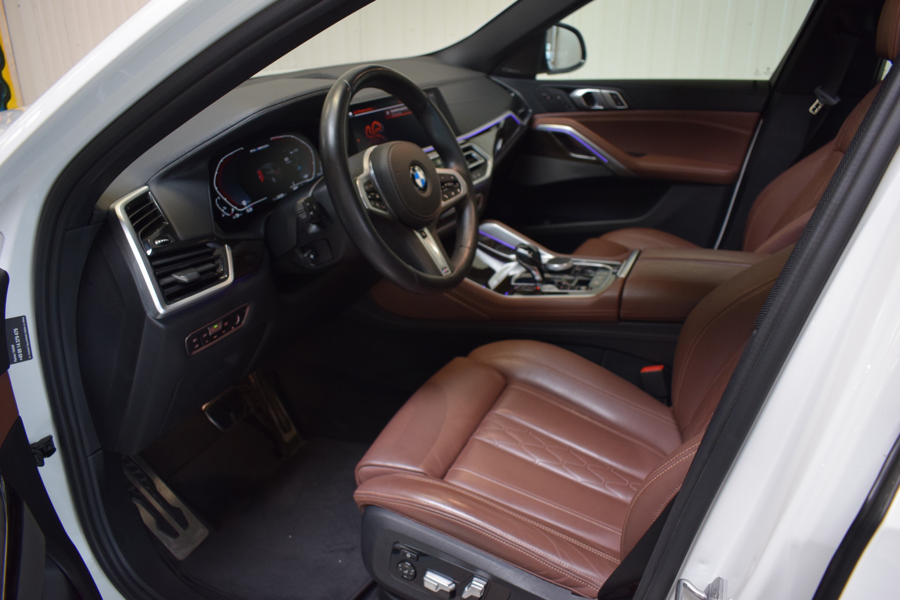 Detail h: BMW X6 M50i, EZ 07/2020, Laufleistung 34.400 km, 390 kW/530 PS, Automatikgetriebe, Farbe: Alpinweiß uni, Leder Individual, M- Sportpaket, ...