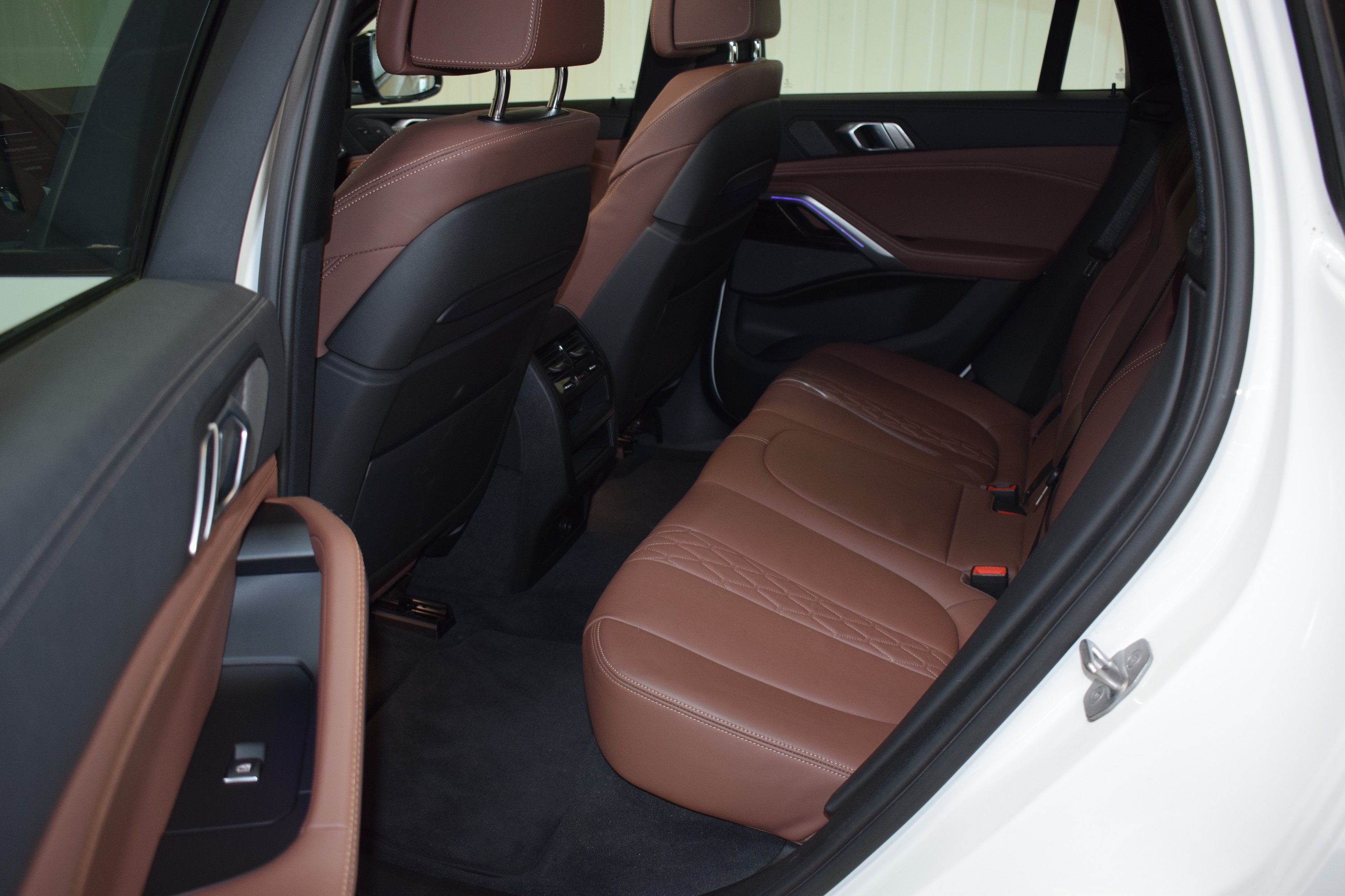 Detail i: BMW X6 M50i, EZ 07/2020, Laufleistung 34.400 km, 390 kW/530 PS, Automatikgetriebe, Farbe: Alpinweiß uni, Leder Individual, M- Sportpaket, ...