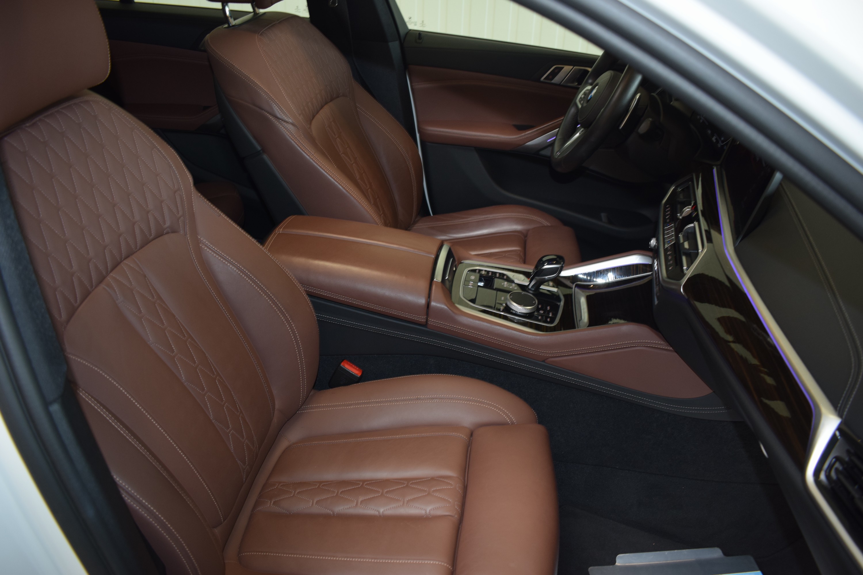 Detail j: BMW X6 M50i, EZ 07/2020, Laufleistung 34.400 km, 390 kW/530 PS, Automatikgetriebe, Farbe: Alpinweiß uni, Leder Individual, M- Sportpaket, ...