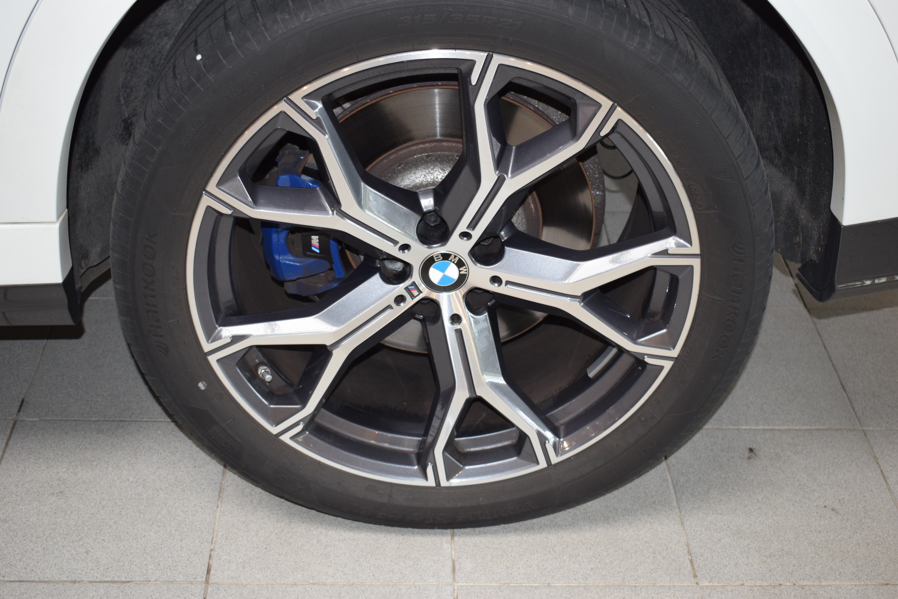 Detail l: BMW X6 M50i, EZ 07/2020, Laufleistung 34.400 km, 390 kW/530 PS, Automatikgetriebe, Farbe: Alpinweiß uni, Leder Individual, M- Sportpaket, ...