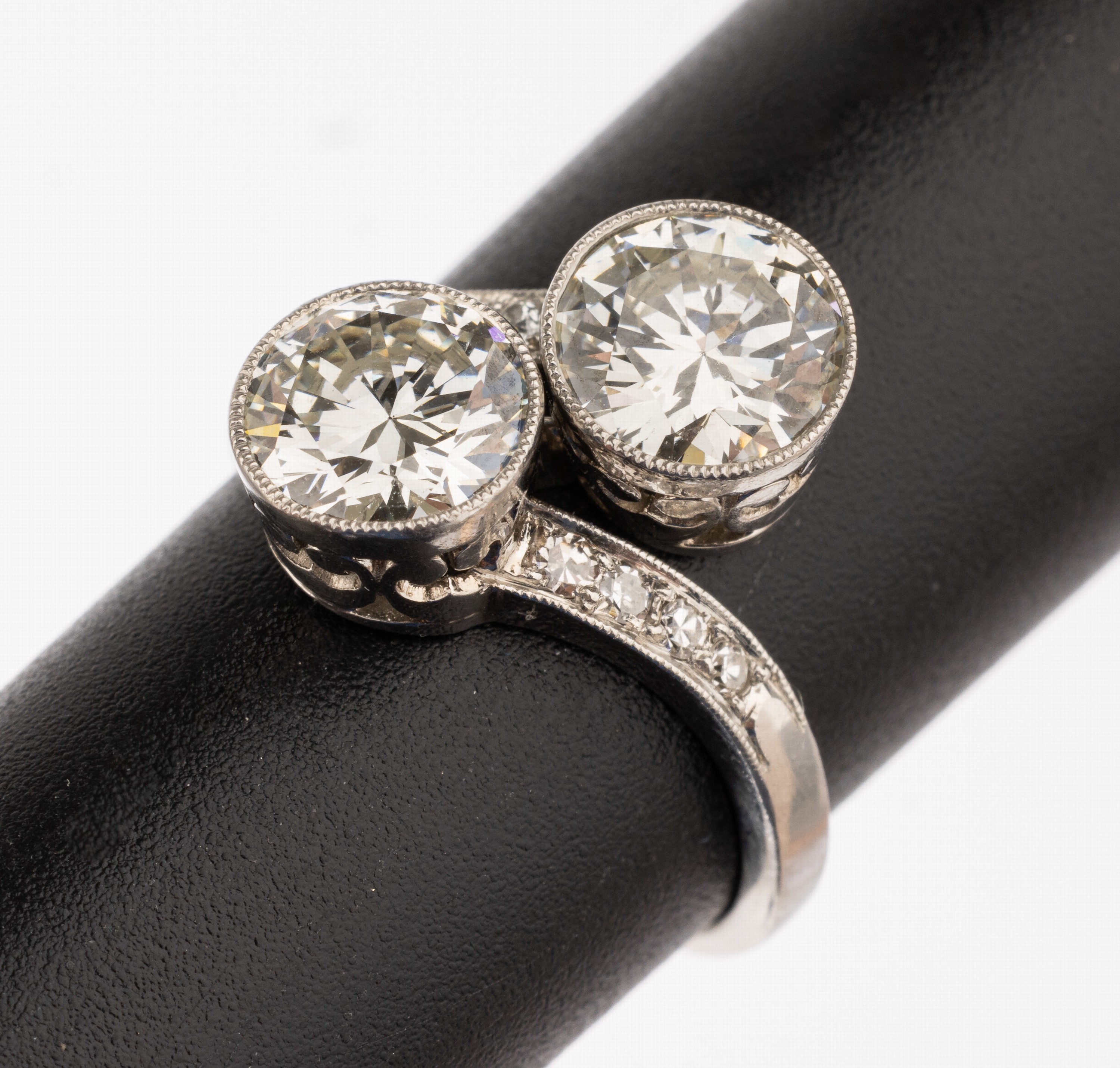 Platin Diamant-Ring, 1930er Jahre, Platin gepr., 2 Brillanten zus. ca. 2.50 ct Weiß/vs-si, 8/8-Diamanten auf Ringschiene zus. ca. 0.15 ct Weiß/vs, ...