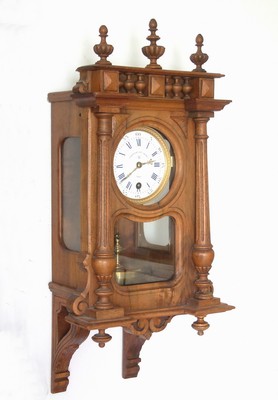 26782067d - Pendulum 400 Jours, wall clock, Claude Grivolas watch manufacturer, Paris, around 1910/20, so-called annual clock, decorated waxed walnut case (door cracked), model: Appique Style Henry II. (sales catalog 1910), glazed on three sides, signed enamel dial, round brass plate movement, Extensively signed/inscribed on the back plate, massive Graham gang, longer pendulum spring, torsion pendulum model Courant, height approx. 50cm, condition of movement 3, housing 2-3, rare model from the manufacturer