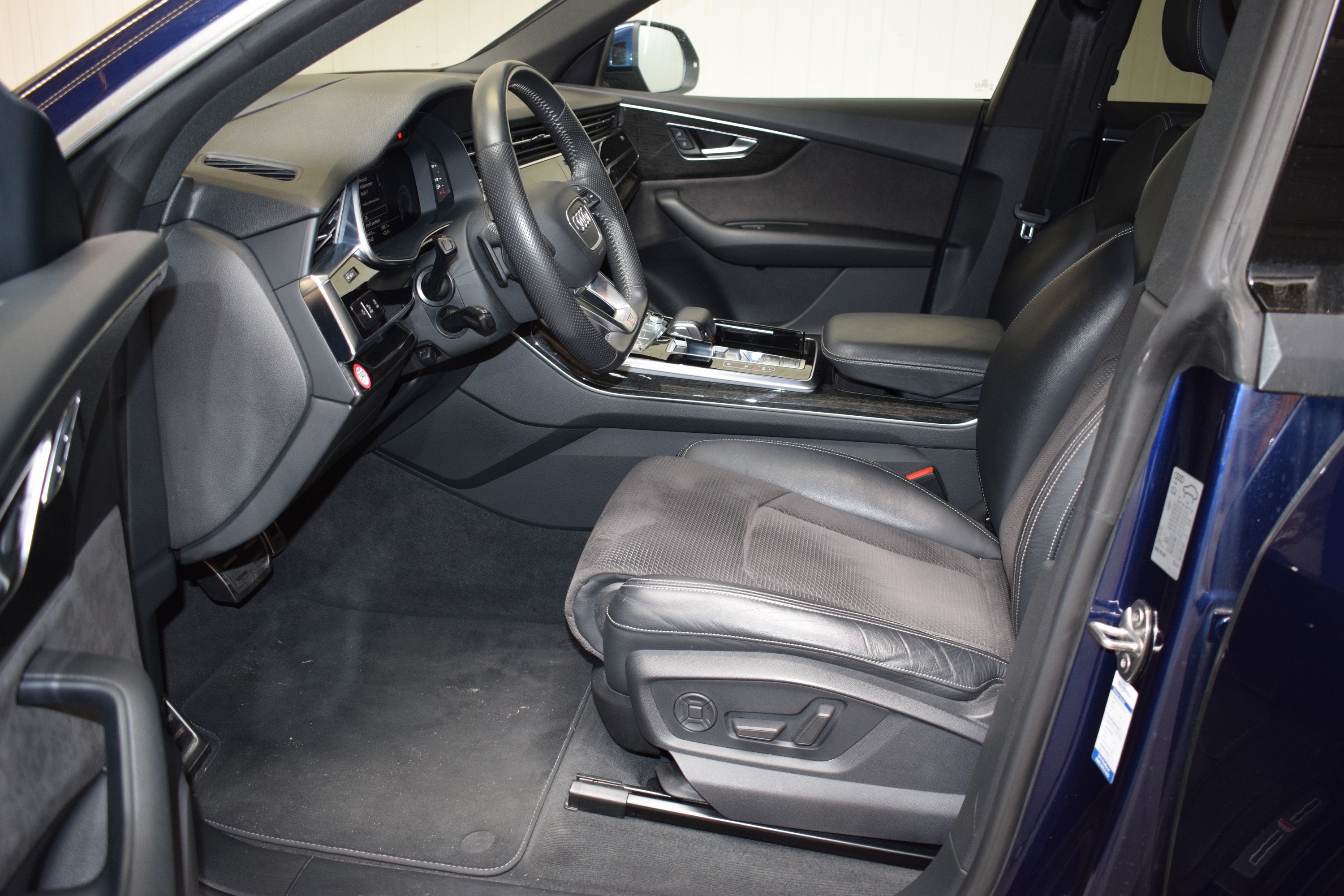 Detail h: Audi Q8 50TDI quattro Diesel, EZ 11/2018, Laufleistung 95.457 km, 210 kW/286 PS, Automatikgetriebe, Farbe: Navarrablau, Polster: Alcantara, S-Line, ...