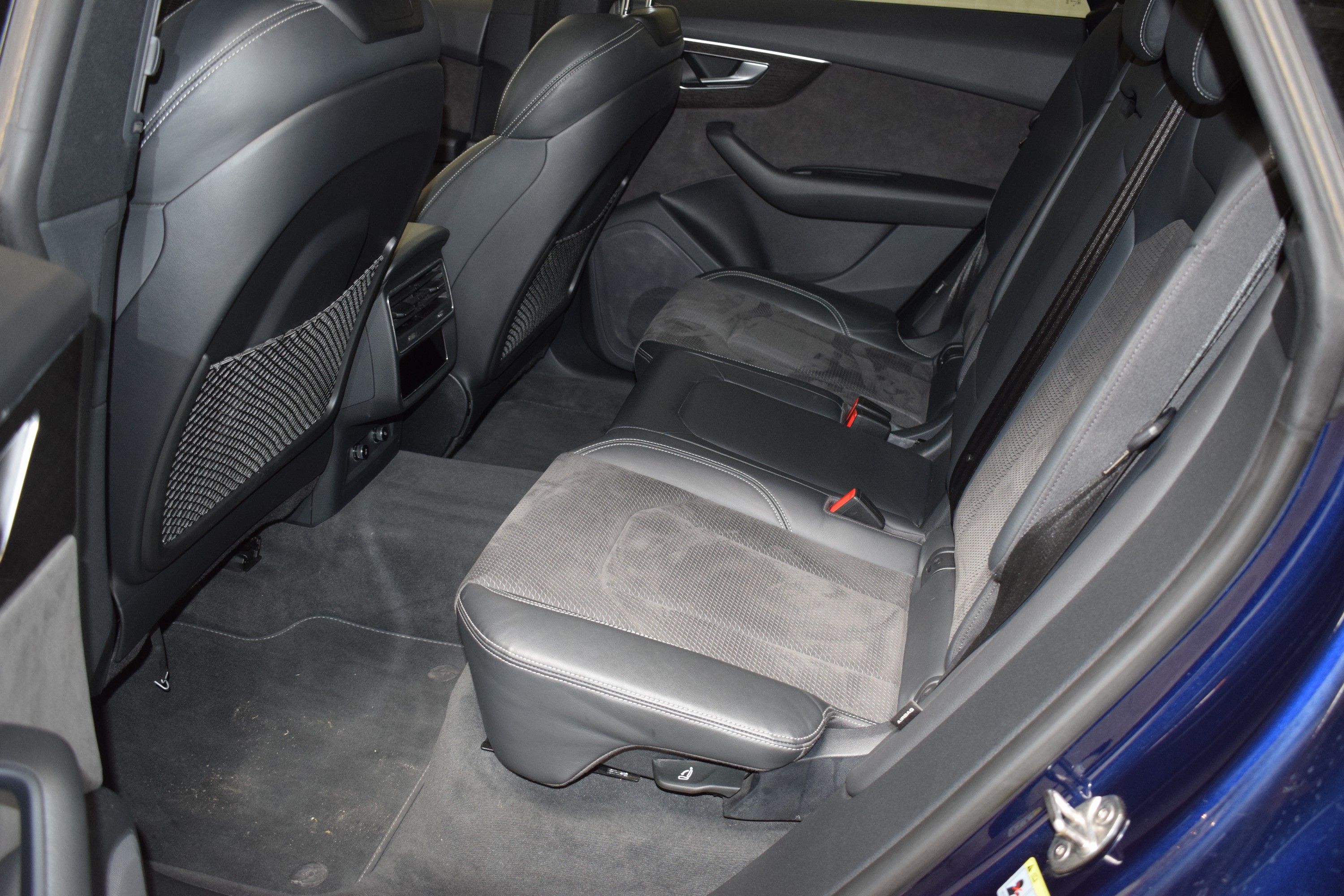 Detail i: Audi Q8 50TDI quattro Diesel, EZ 11/2018, Laufleistung 95.457 km, 210 kW/286 PS, Automatikgetriebe, Farbe: Navarrablau, Polster: Alcantara, S-Line, ...