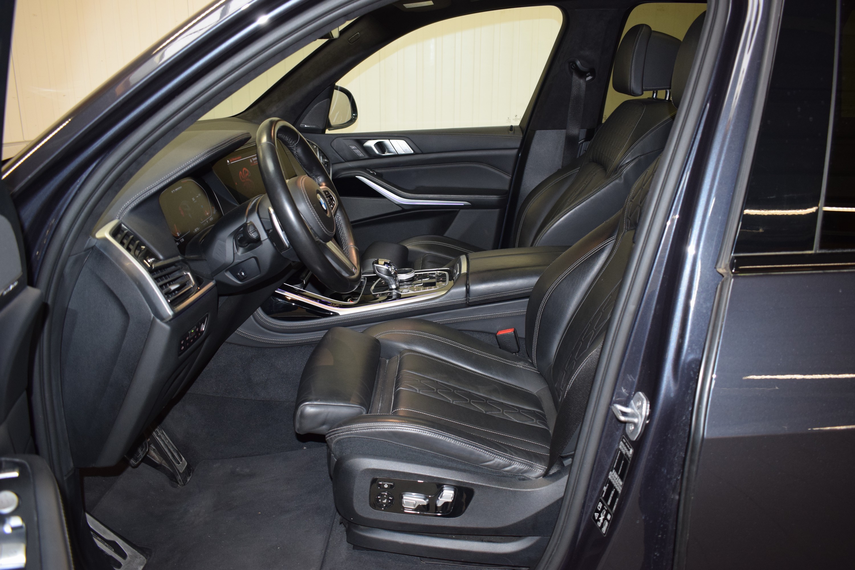 Detail h: BMW X7 M50D Diesel, EZ 02/2020, Laufleistung 85.700 km, 294 kW/400 PS, Automatikgetriebe, Farbe: Arktikgrau Brillanteffektmetallic, Polster: Leder ...