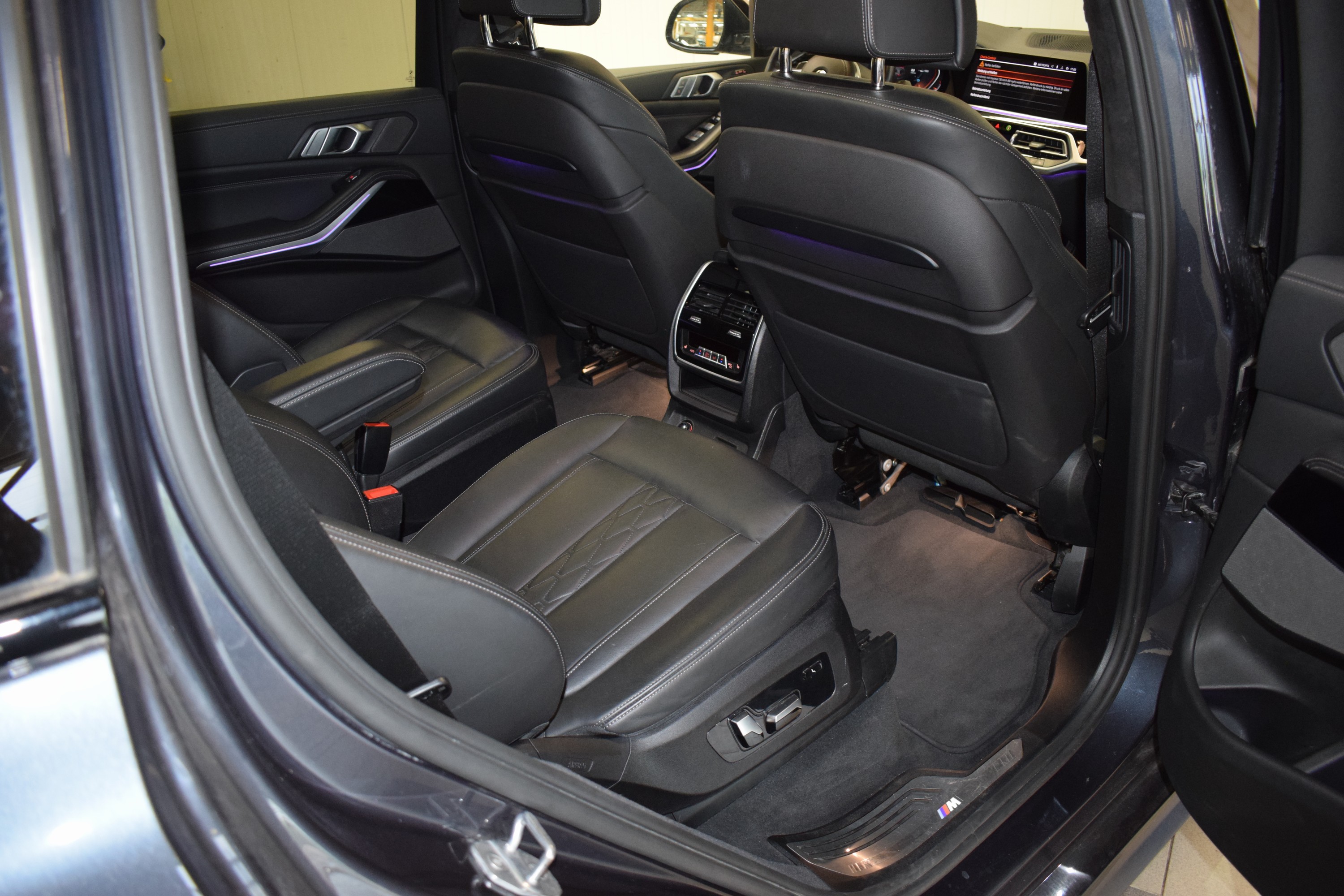 Detail i: BMW X7 M50D Diesel, EZ 02/2020, Laufleistung 85.700 km, 294 kW/400 PS, Automatikgetriebe, Farbe: Arktikgrau Brillanteffektmetallic, Polster: Leder ...