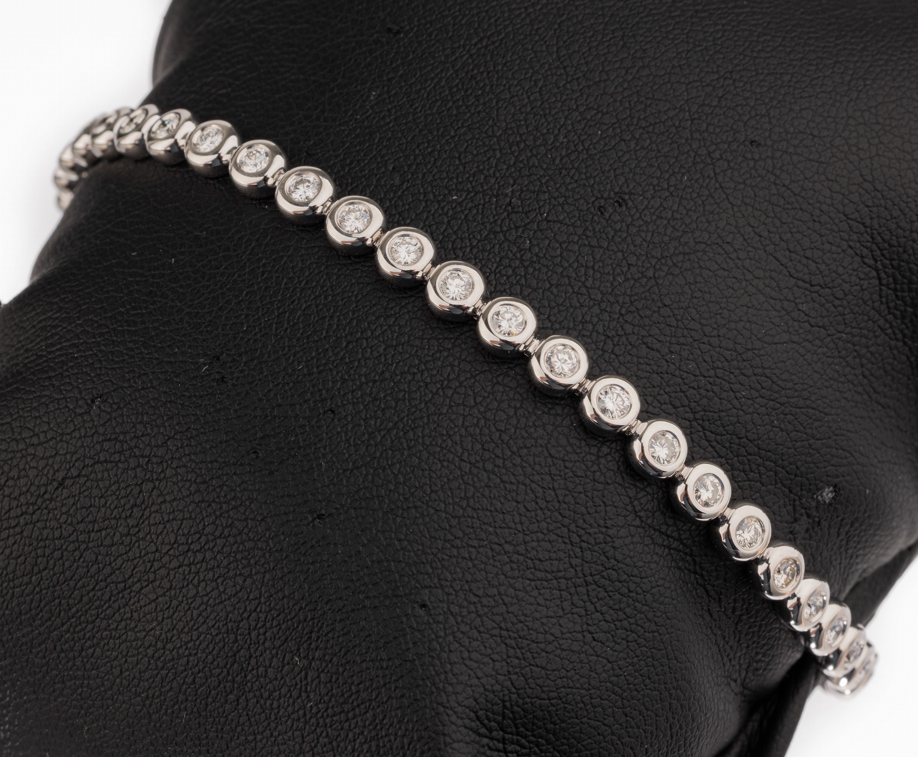 14 kt Gold Brillant-Linienarmband, WG 585/000, 40 Brillanten zus. ca. 1.84 ct feines Weiß-Weiß/lr-si, L. ca. 18.5 cm, Kastenschloß mit ...