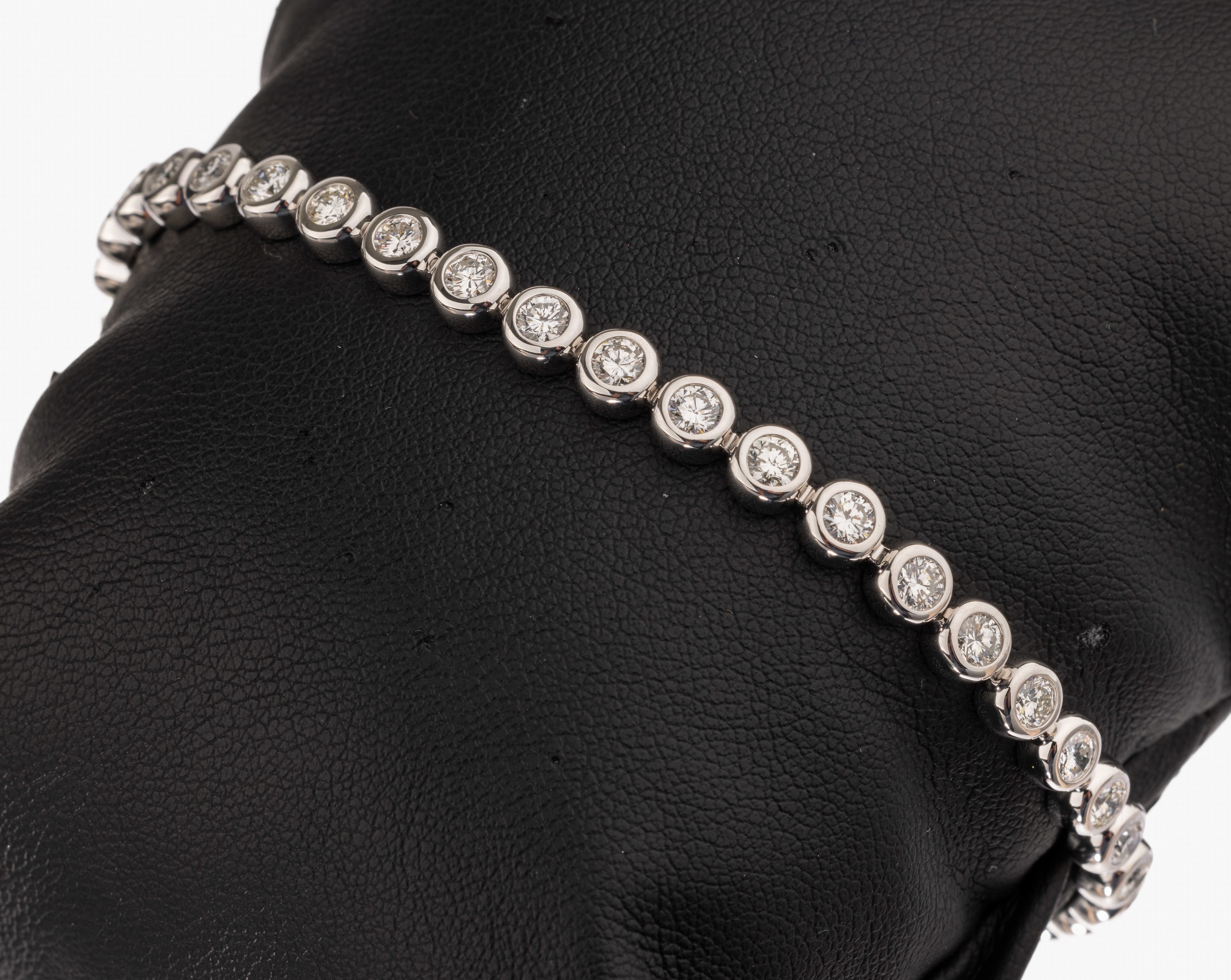 14 kt Gold Brillant-Armband, WG 585/000, 37 Brillanten zus. ca. 3.73 ct feines Weiß- Weiß/lr-si, L ca. 18.5 cm, Kastenschloß mit Sicherheitsachten
