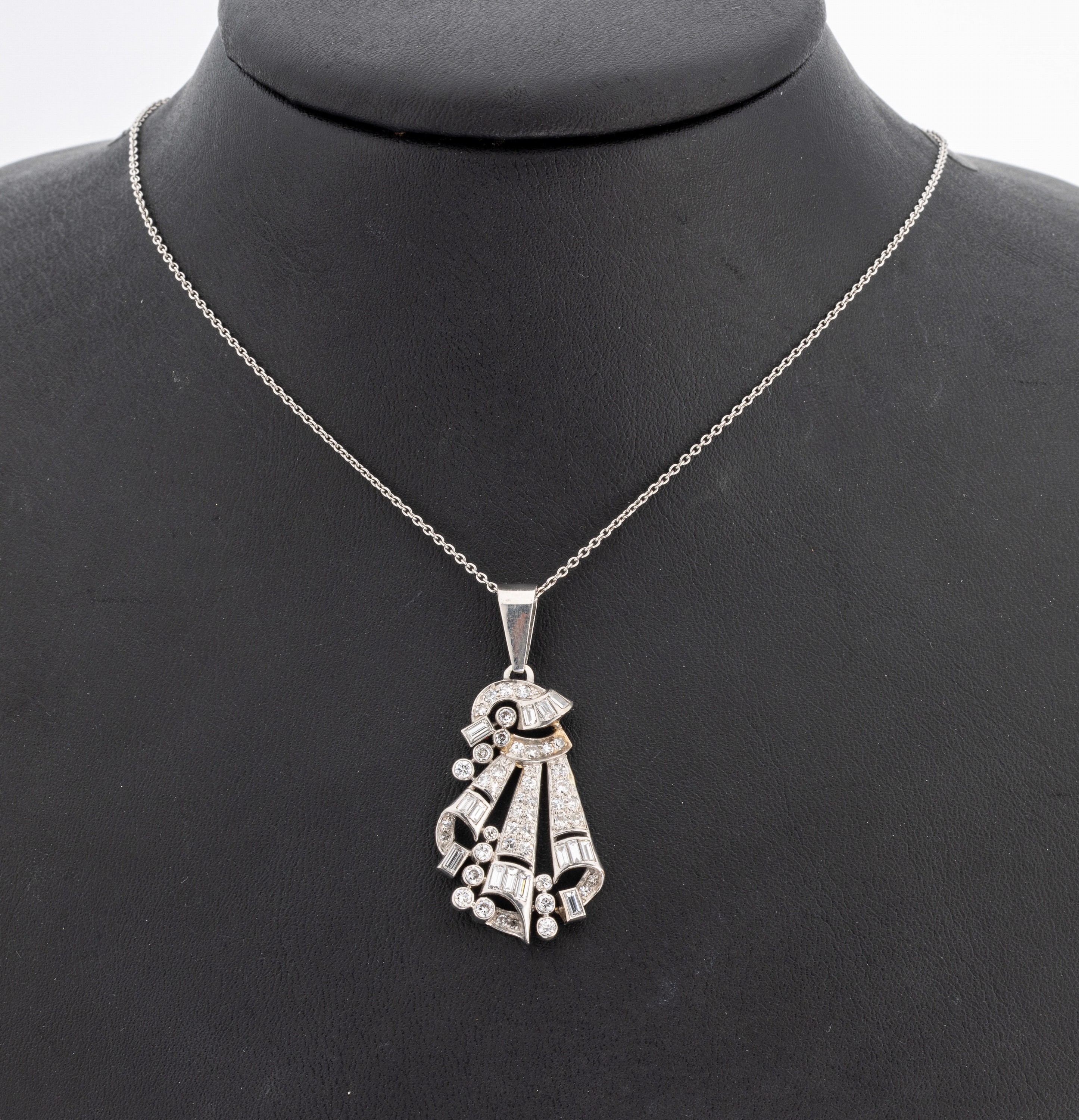 Platin Art Deco Diamant-Anhänger, um 1925, Platin gepr., Diamanten in versch. Schliffformen zus. ca. 2.20 ct Weiß/si, urspr.aus anderem ...