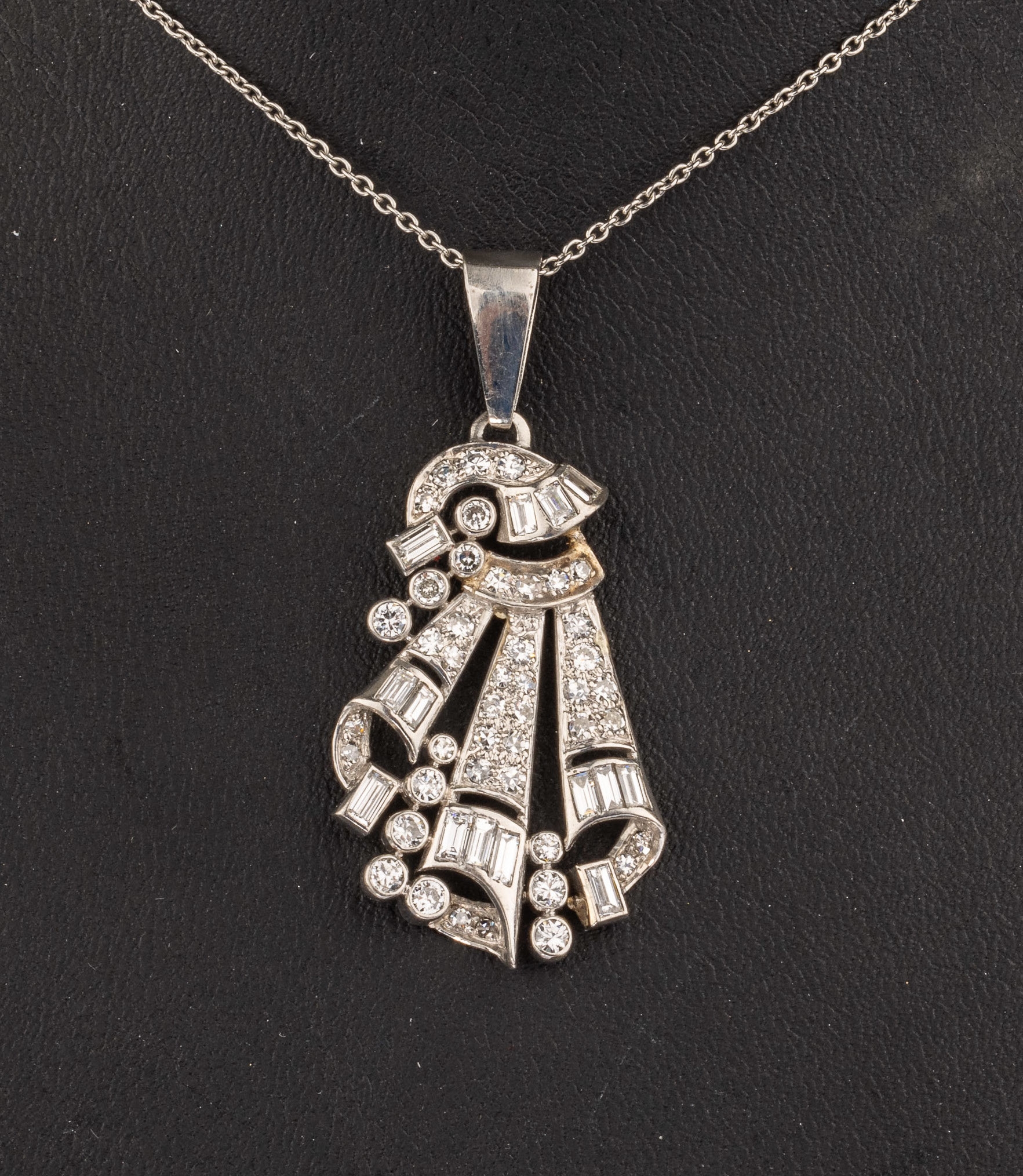 Detail a: Platin Art Deco Diamant-Anhänger, um 1925, Platin gepr., Diamanten in versch. Schliffformen zus. ca. 2.20 ct Weiß/si, urspr.aus anderem ...