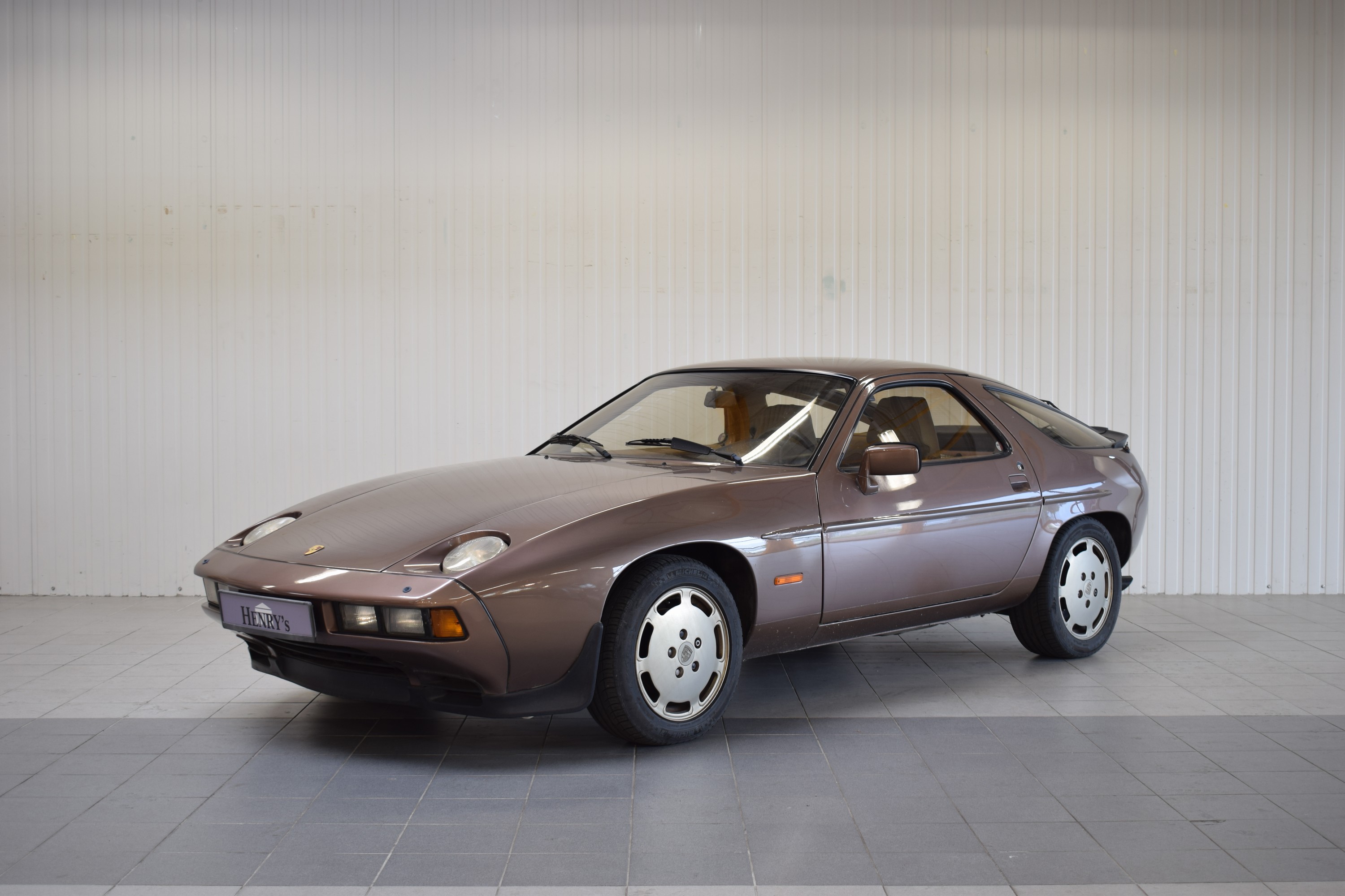 Detail b: Porsche 928S, EZ 06/1980, Laufleistung 189.940 km abgelesen, H-Zulassung, 221 kW/ 300PS, 8-Zylinder, Automatikgetriebe, braun, Innen Tobbacco