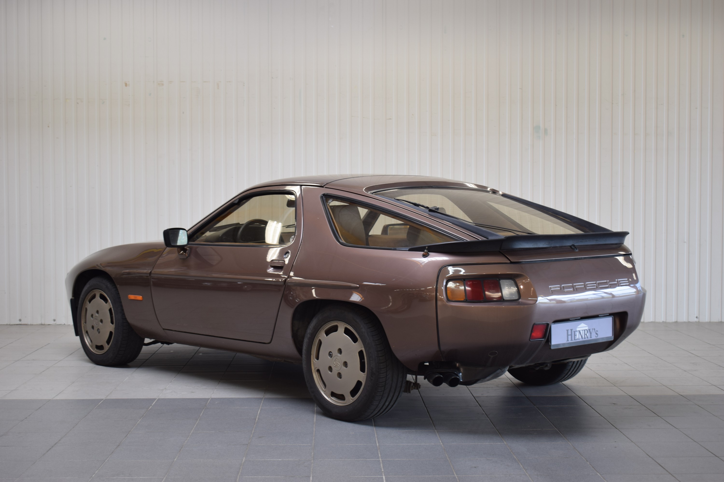 Detail c: Porsche 928S, EZ 06/1980, Laufleistung 189.940 km abgelesen, H-Zulassung, 221 kW/ 300PS, 8-Zylinder, Automatikgetriebe, braun, Innen Tobbacco