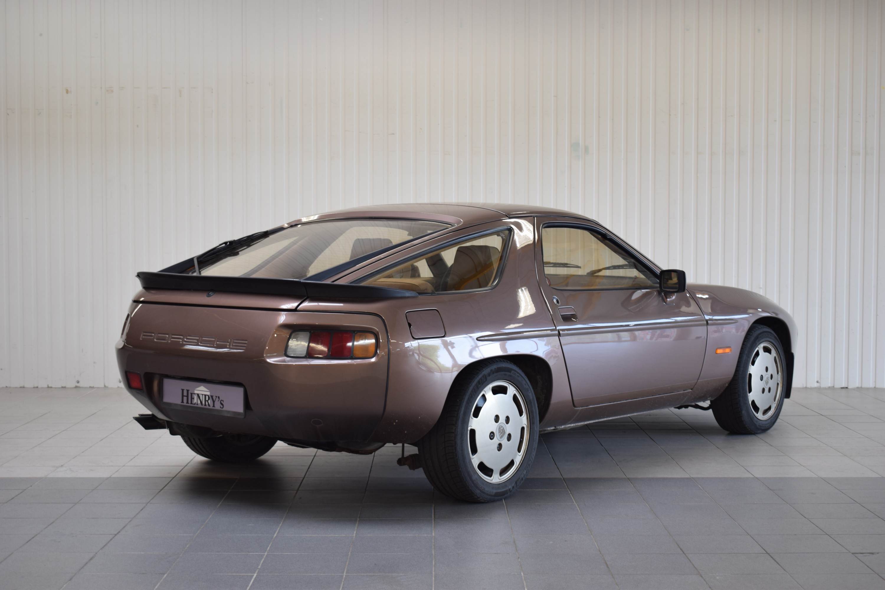 Detail e: Porsche 928S, EZ 06/1980, Laufleistung 189.940 km abgelesen, H-Zulassung, 221 kW/ 300PS, 8-Zylinder, Automatikgetriebe, braun, Innen Tobbacco