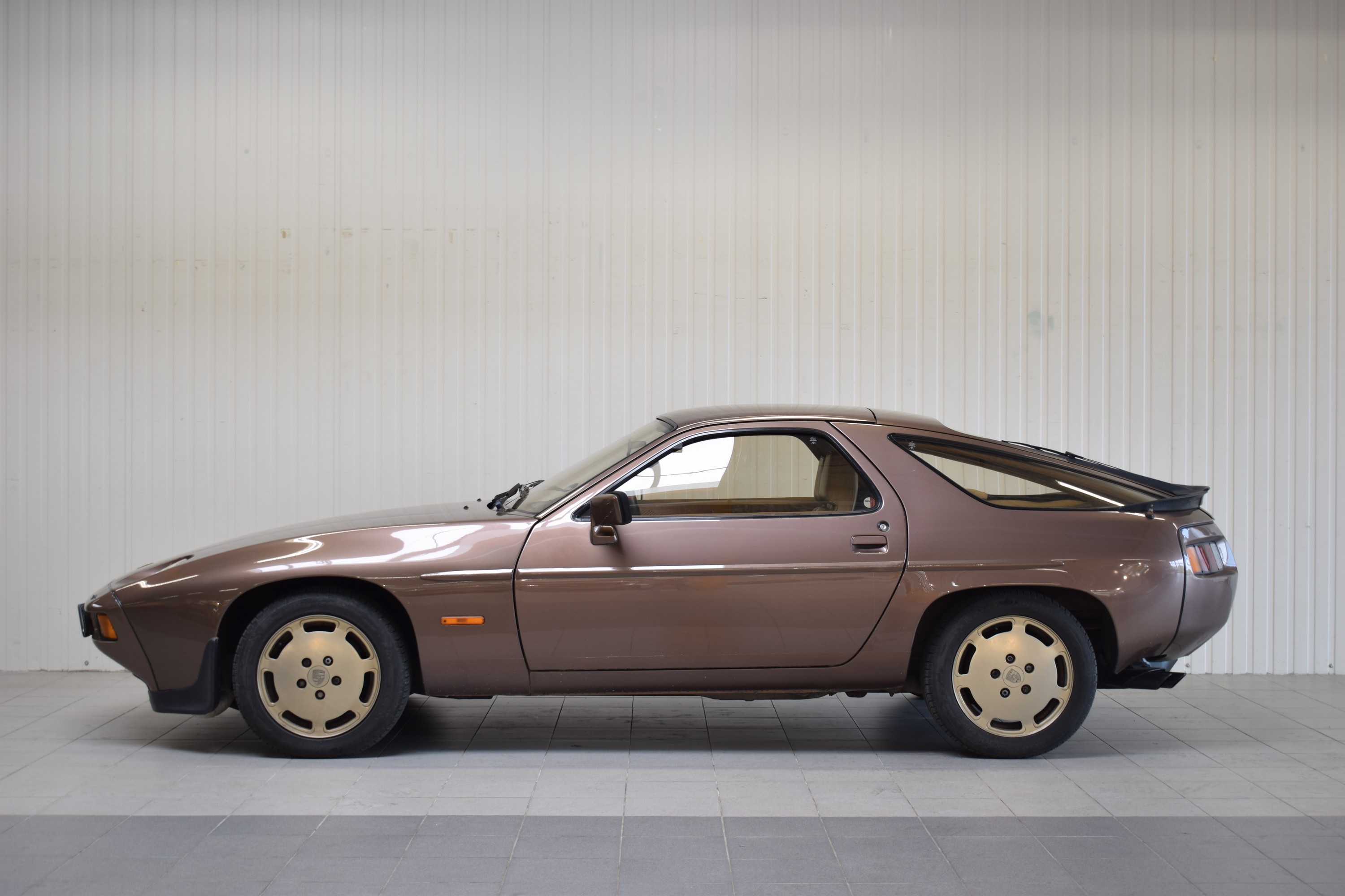 Detail f: Porsche 928S, EZ 06/1980, Laufleistung 189.940 km abgelesen, H-Zulassung, 221 kW/ 300PS, 8-Zylinder, Automatikgetriebe, braun, Innen Tobbacco