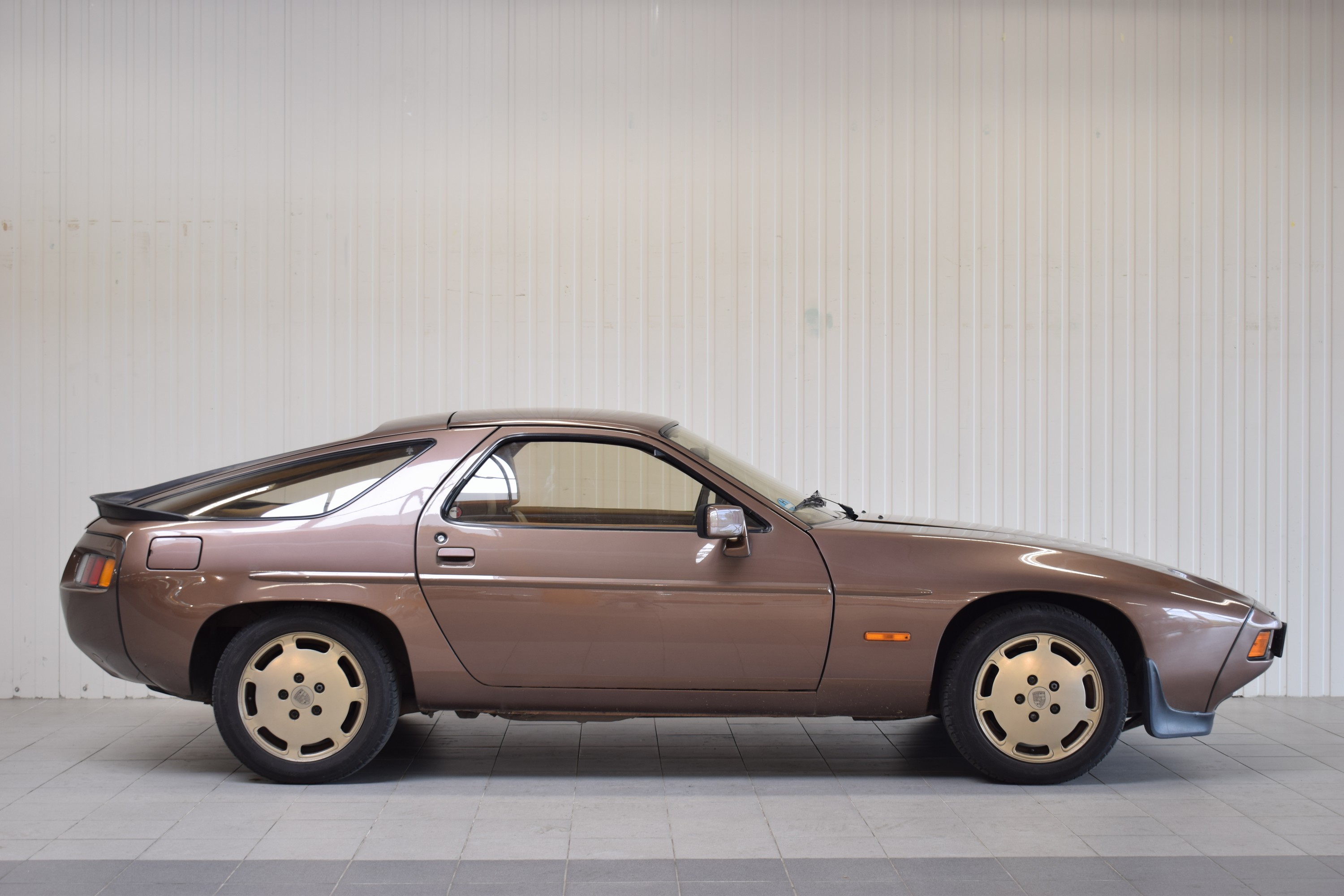 Detail g: Porsche 928S, EZ 06/1980, Laufleistung 189.940 km abgelesen, H-Zulassung, 221 kW/ 300PS, 8-Zylinder, Automatikgetriebe, braun, Innen Tobbacco