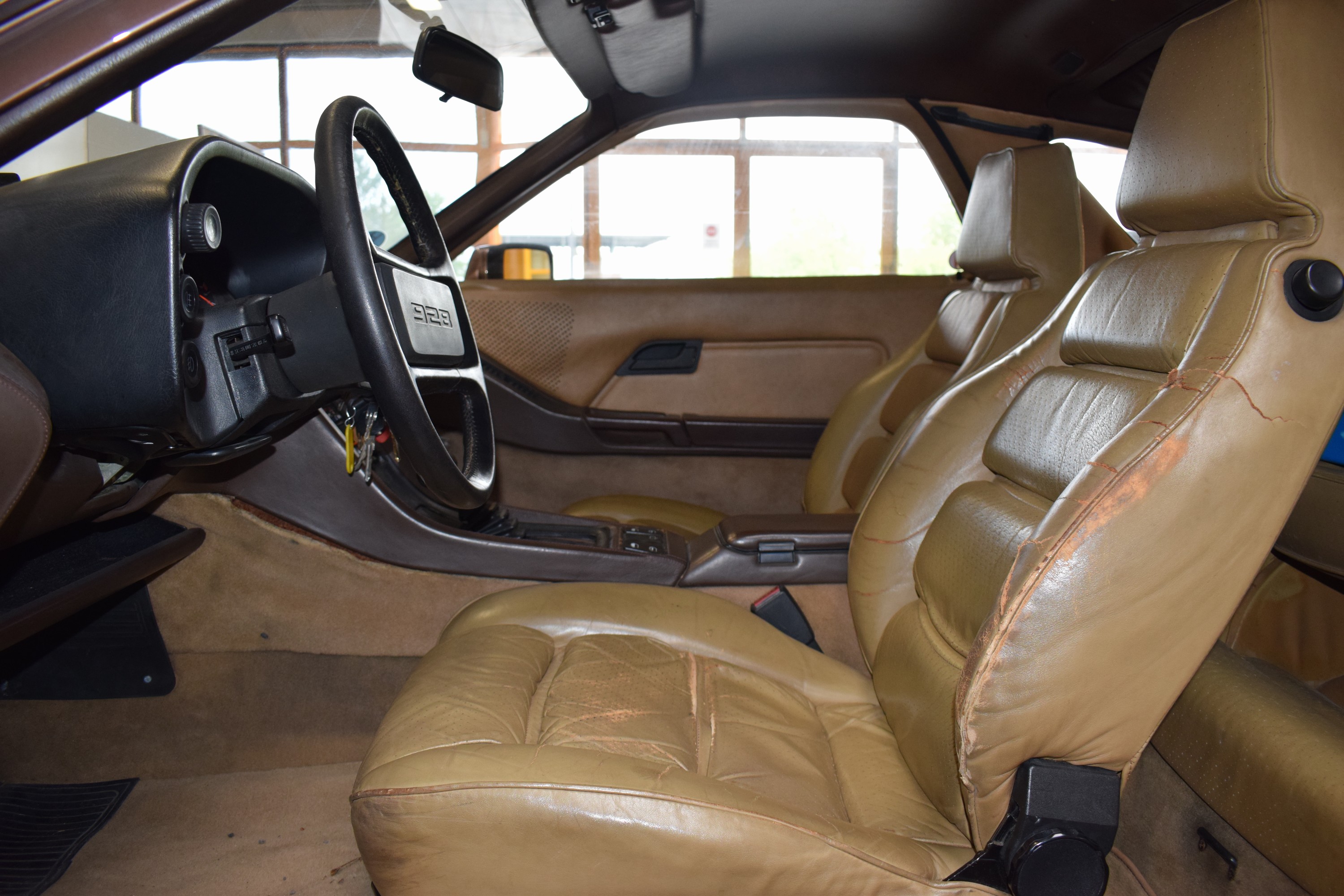 Detail h: Porsche 928S, EZ 06/1980, Laufleistung 189.940 km abgelesen, H-Zulassung, 221 kW/ 300PS, 8-Zylinder, Automatikgetriebe, braun, Innen Tobbacco
