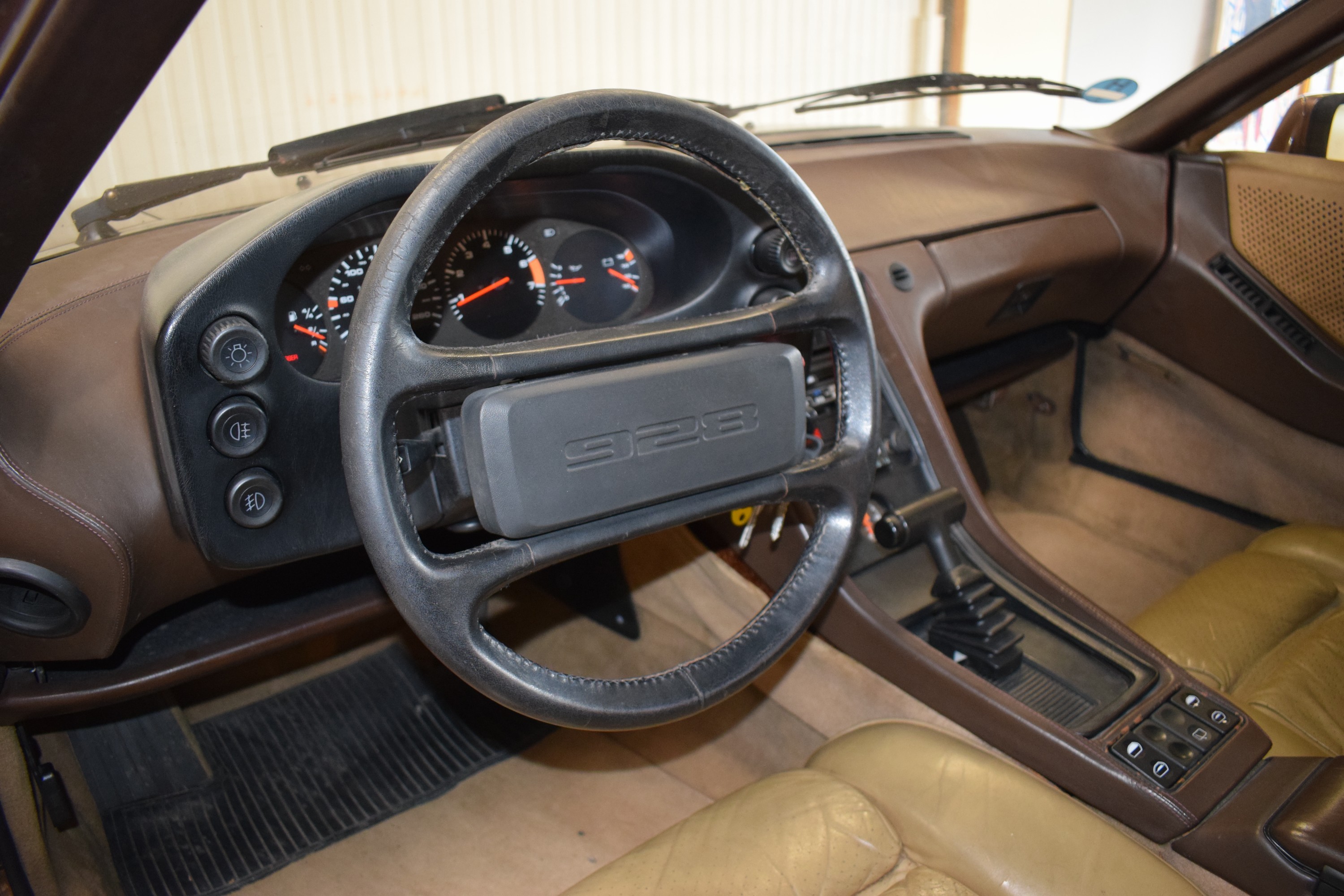 Detail i: Porsche 928S, EZ 06/1980, Laufleistung 189.940 km abgelesen, H-Zulassung, 221 kW/ 300PS, 8-Zylinder, Automatikgetriebe, braun, Innen Tobbacco