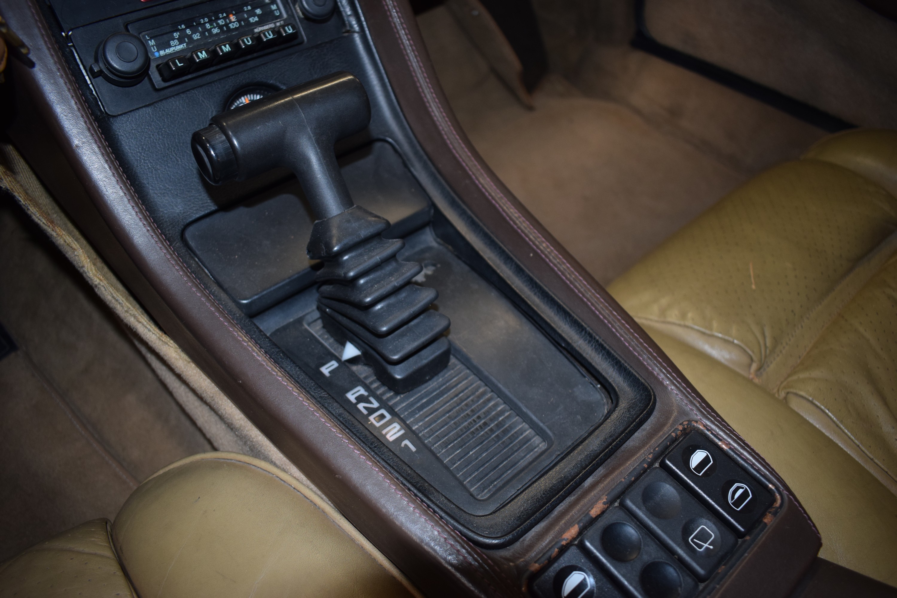 Detail j: Porsche 928S, EZ 06/1980, Laufleistung 189.940 km abgelesen, H-Zulassung, 221 kW/ 300PS, 8-Zylinder, Automatikgetriebe, braun, Innen Tobbacco