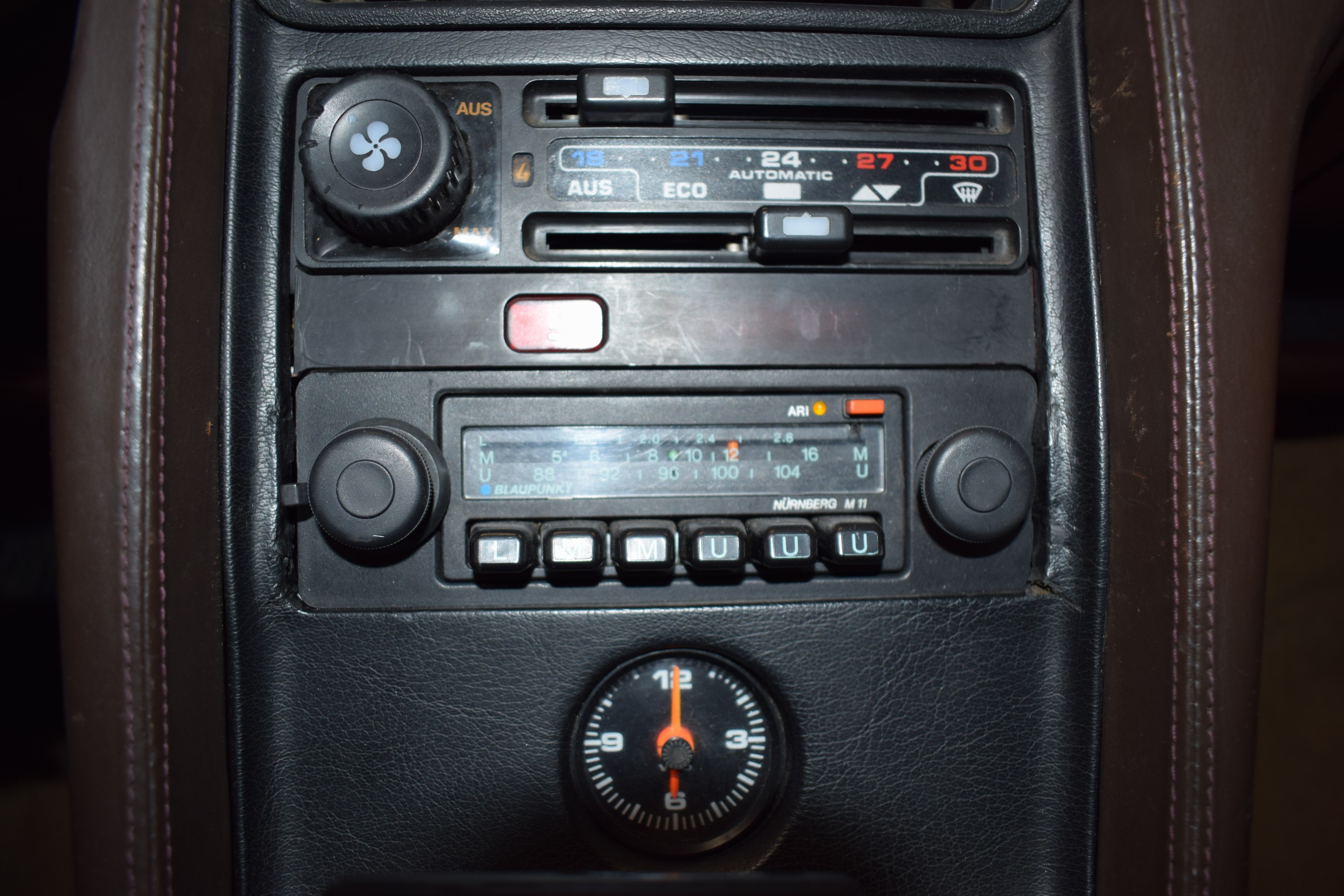 Detail k: Porsche 928S, EZ 06/1980, Laufleistung 189.940 km abgelesen, H-Zulassung, 221 kW/ 300PS, 8-Zylinder, Automatikgetriebe, braun, Innen Tobbacco