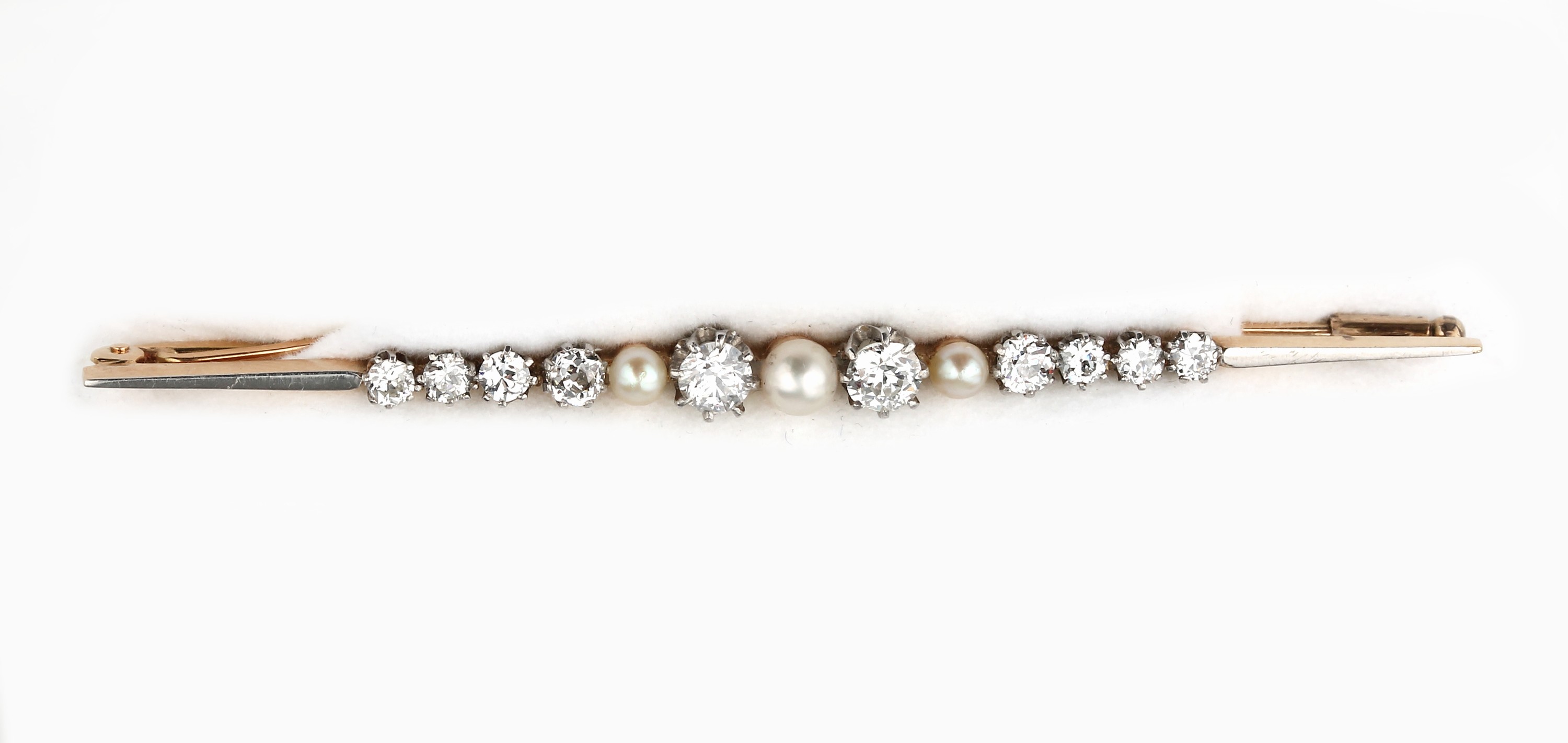 14 kt Gold Diamant-Stabbrosche, GG 585/000 und Platin, um 1910, 10 Altschliff-Diaman- ten zus. ca. 1.50 ct Weiß/si, 3 Orient- perlchen, L. ca. 8 cm