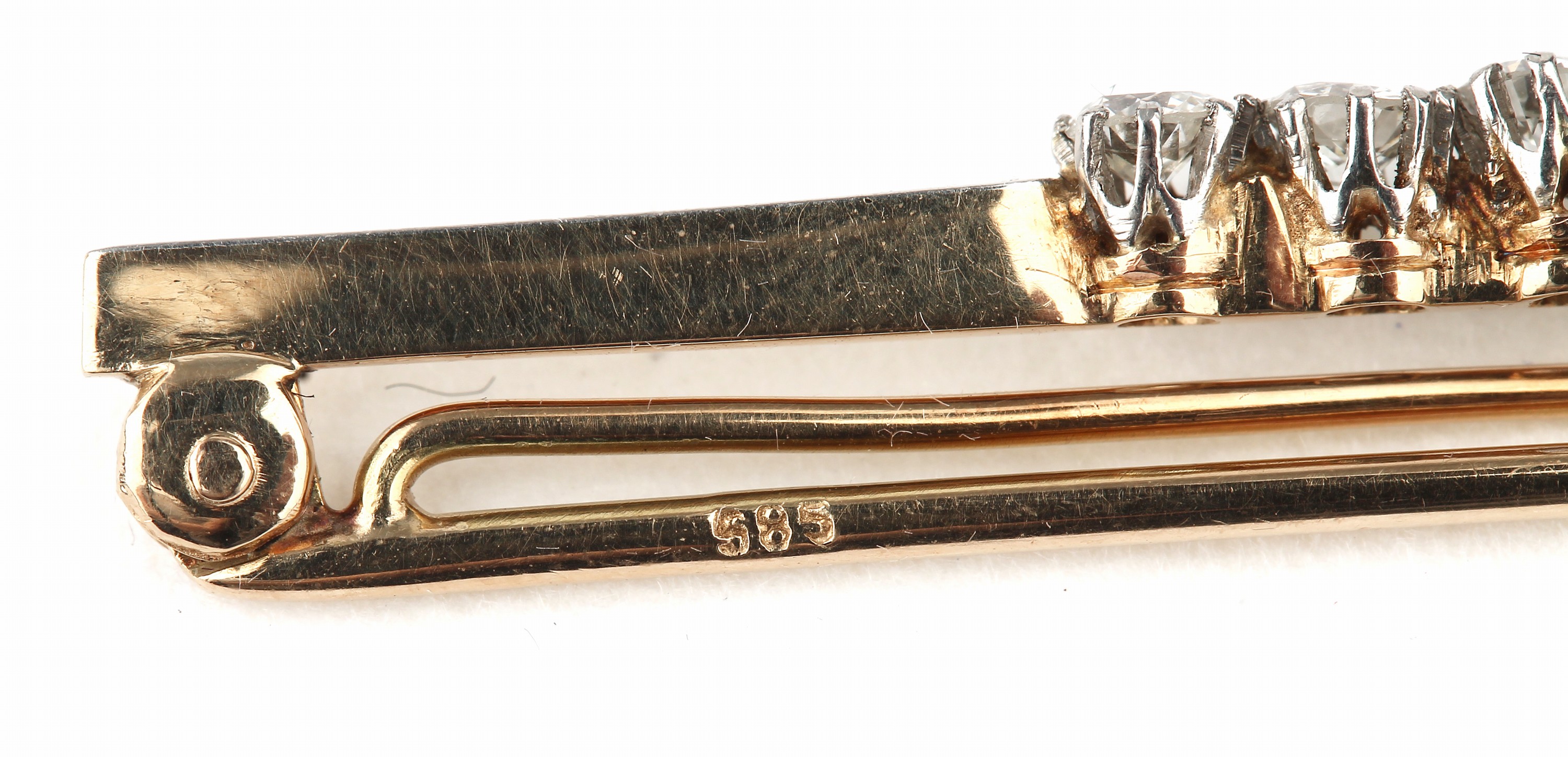 Detail a: 14 kt Gold Diamant-Stabbrosche, GG 585/000 und Platin, um 1910, 10 Altschliff-Diaman- ten zus. ca. 1.50 ct Weiß/si, 3 Orient- perlchen, L. ca. 8 cm