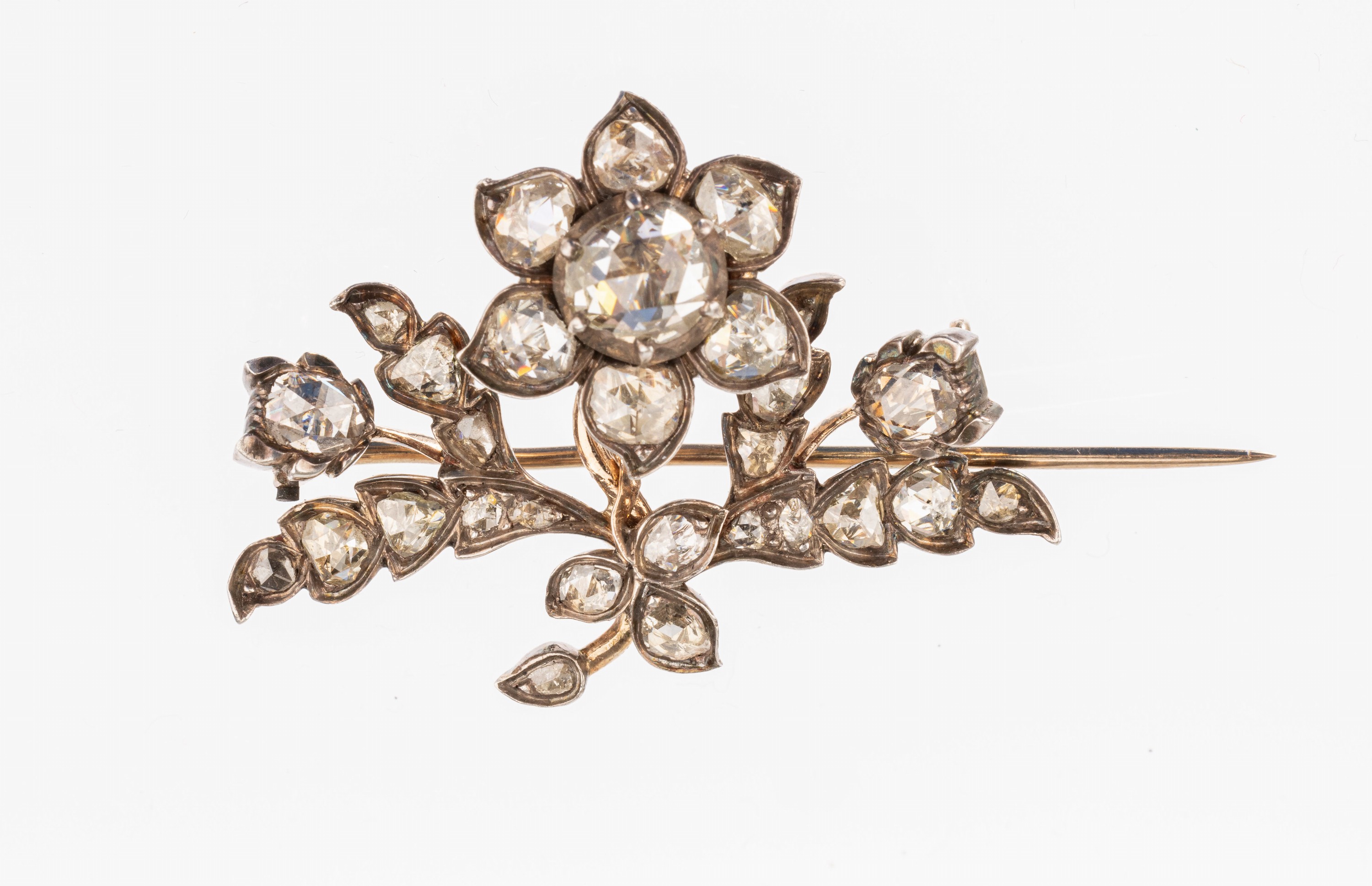 Antike 14 kt Gold/Silber Diamant-Brosche, um 1820, RG 585/000 und Silber, Diamant- rosen zus. ca. 4.0 ct von guter Qualität, schönes Lüster, ...