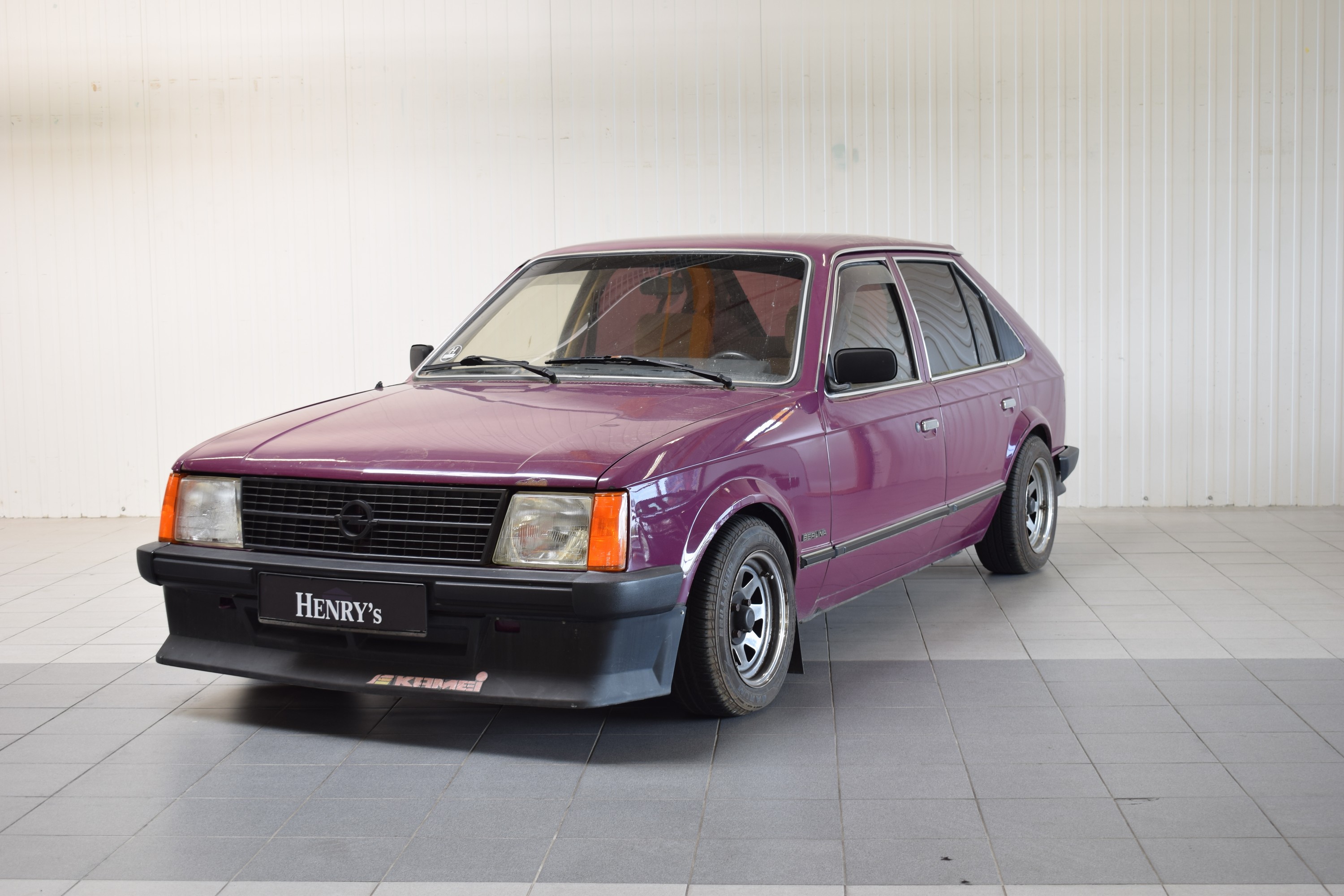 Detail b: Opel Kadett 1.2, EZ 11/1981, Laufleistung 124.971 km abgelesen, 55 kW/74 PS, Automatikgetriebe, lila, Stoff beige, Fahrzeugläuft mit Benzin und/oder ...