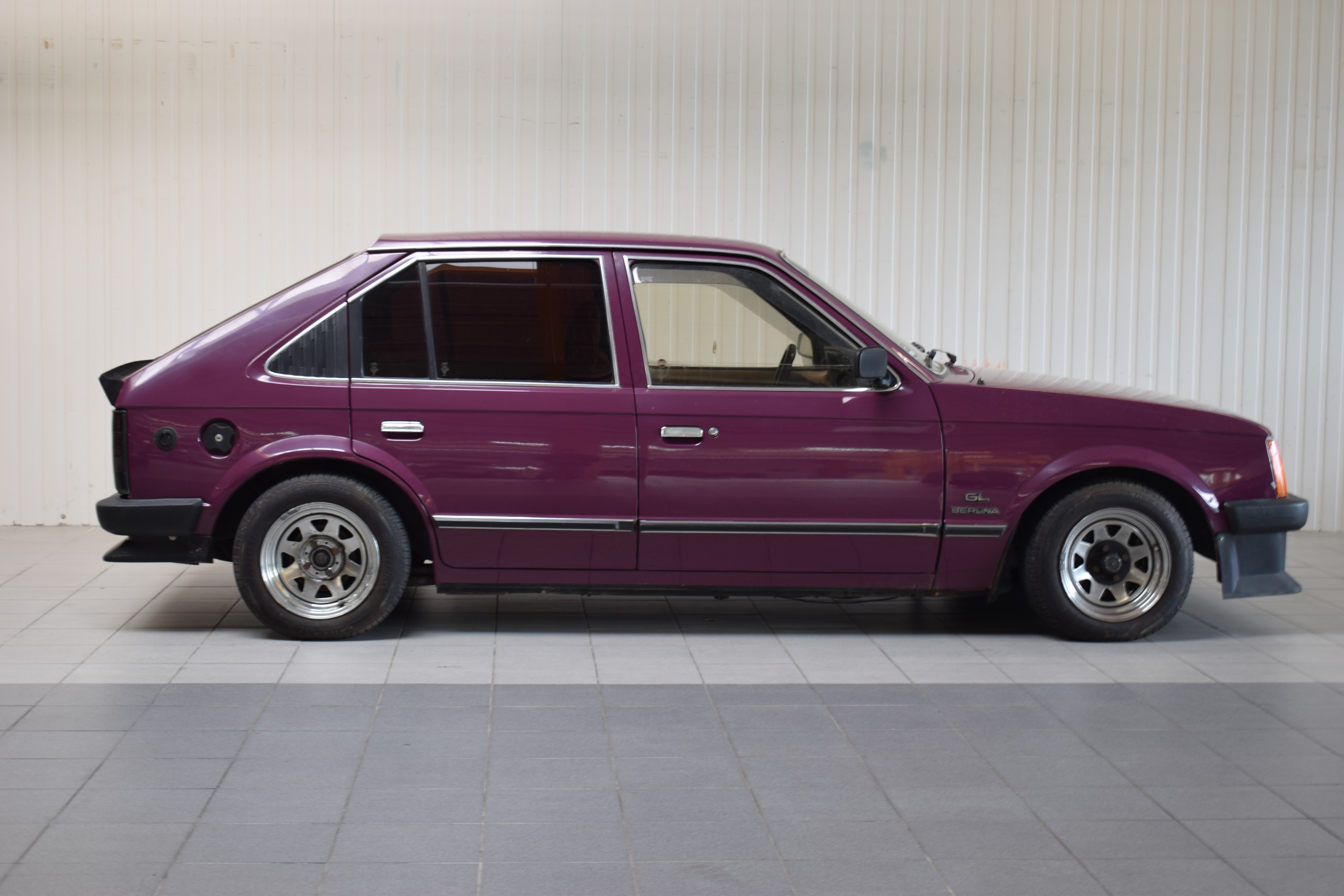 Detail f: Opel Kadett 1.2, EZ 11/1981, Laufleistung 124.971 km abgelesen, 55 kW/74 PS, Automatikgetriebe, lila, Stoff beige, Fahrzeugläuft mit Benzin und/oder ...
