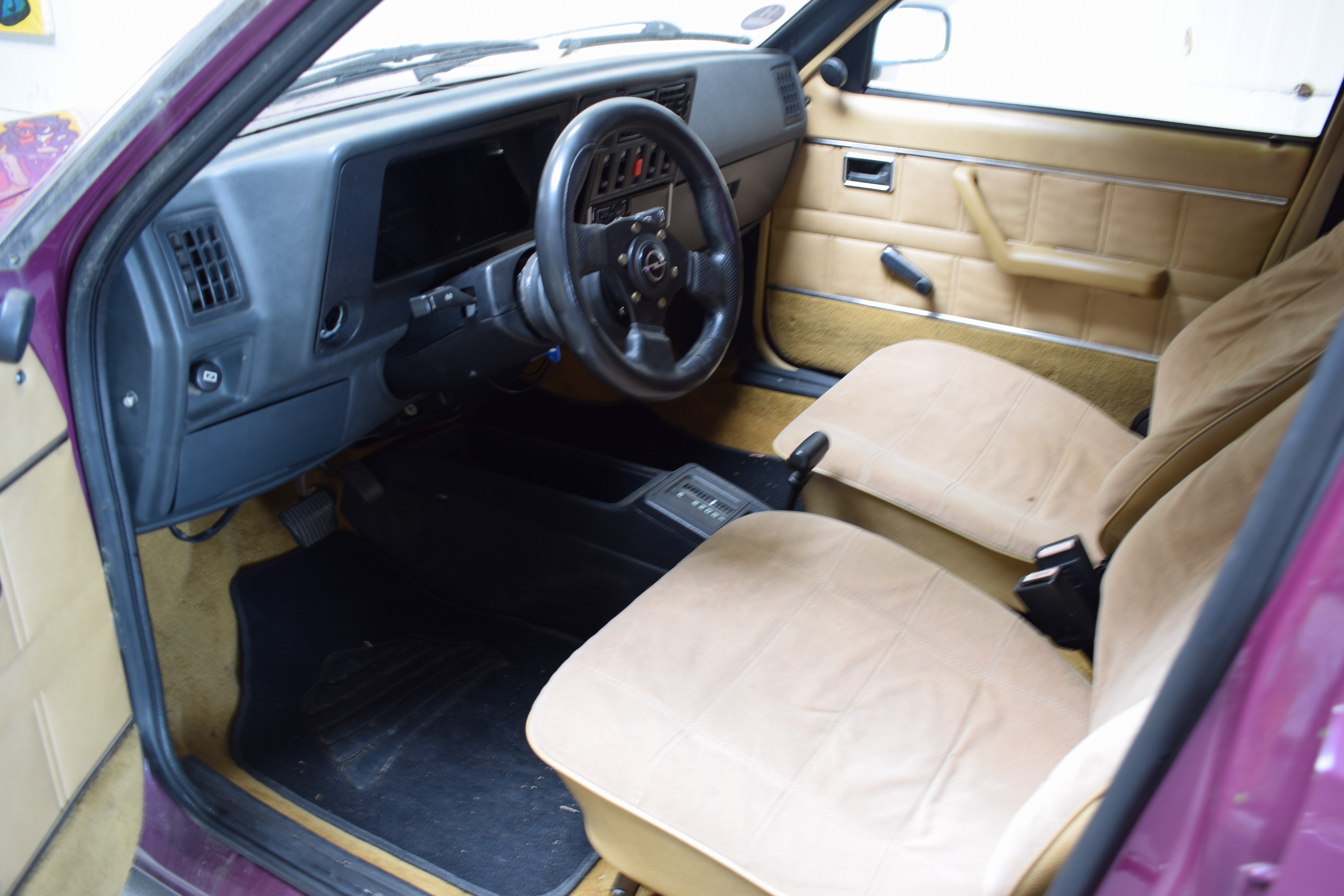 Detail g: Opel Kadett 1.2, EZ 11/1981, Laufleistung 124.971 km abgelesen, 55 kW/74 PS, Automatikgetriebe, lila, Stoff beige, Fahrzeugläuft mit Benzin und/oder ...