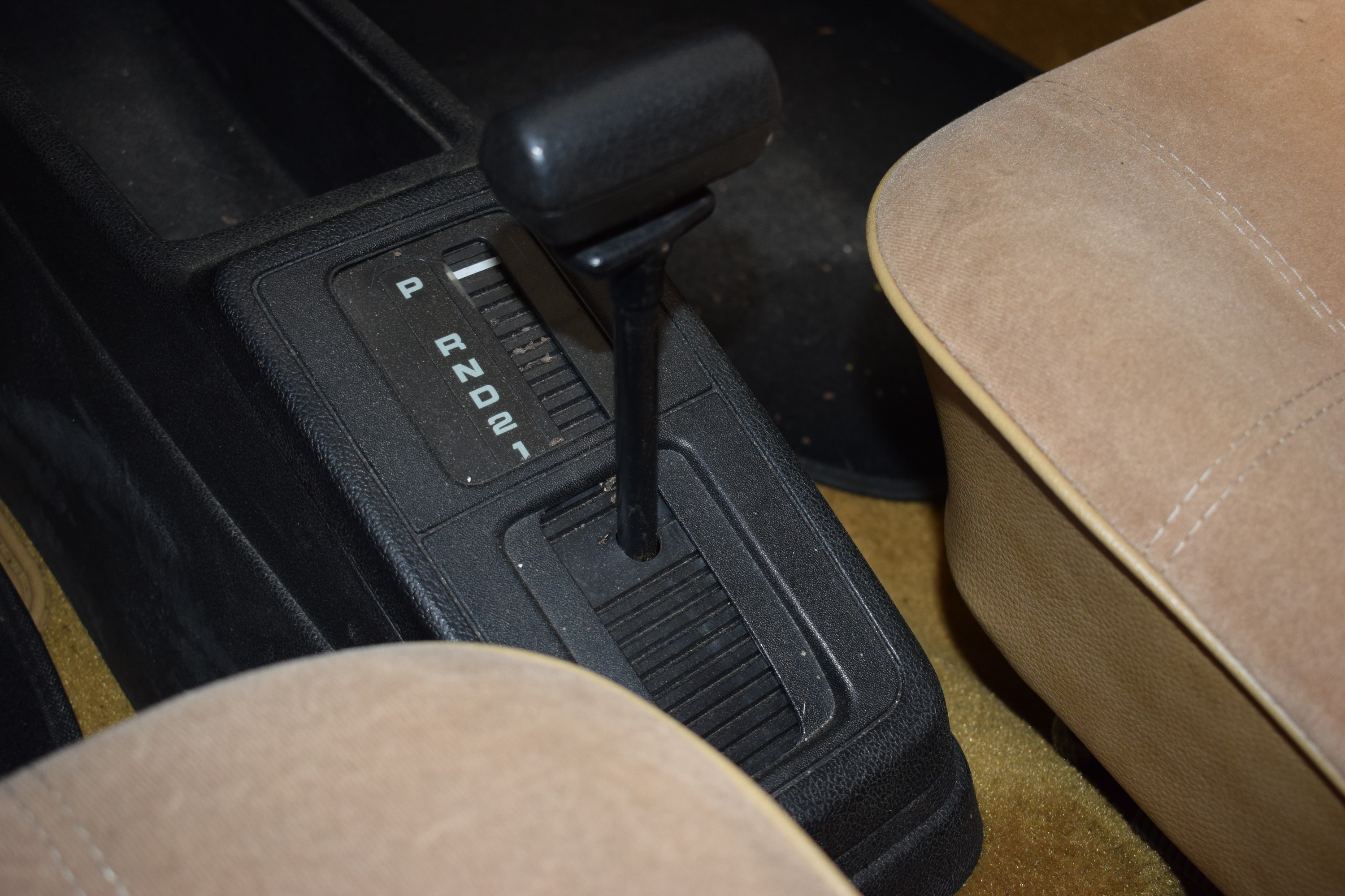 Detail j: Opel Kadett 1.2, EZ 11/1981, Laufleistung 124.971 km abgelesen, 55 kW/74 PS, Automatikgetriebe, lila, Stoff beige, Fahrzeugläuft mit Benzin und/oder ...