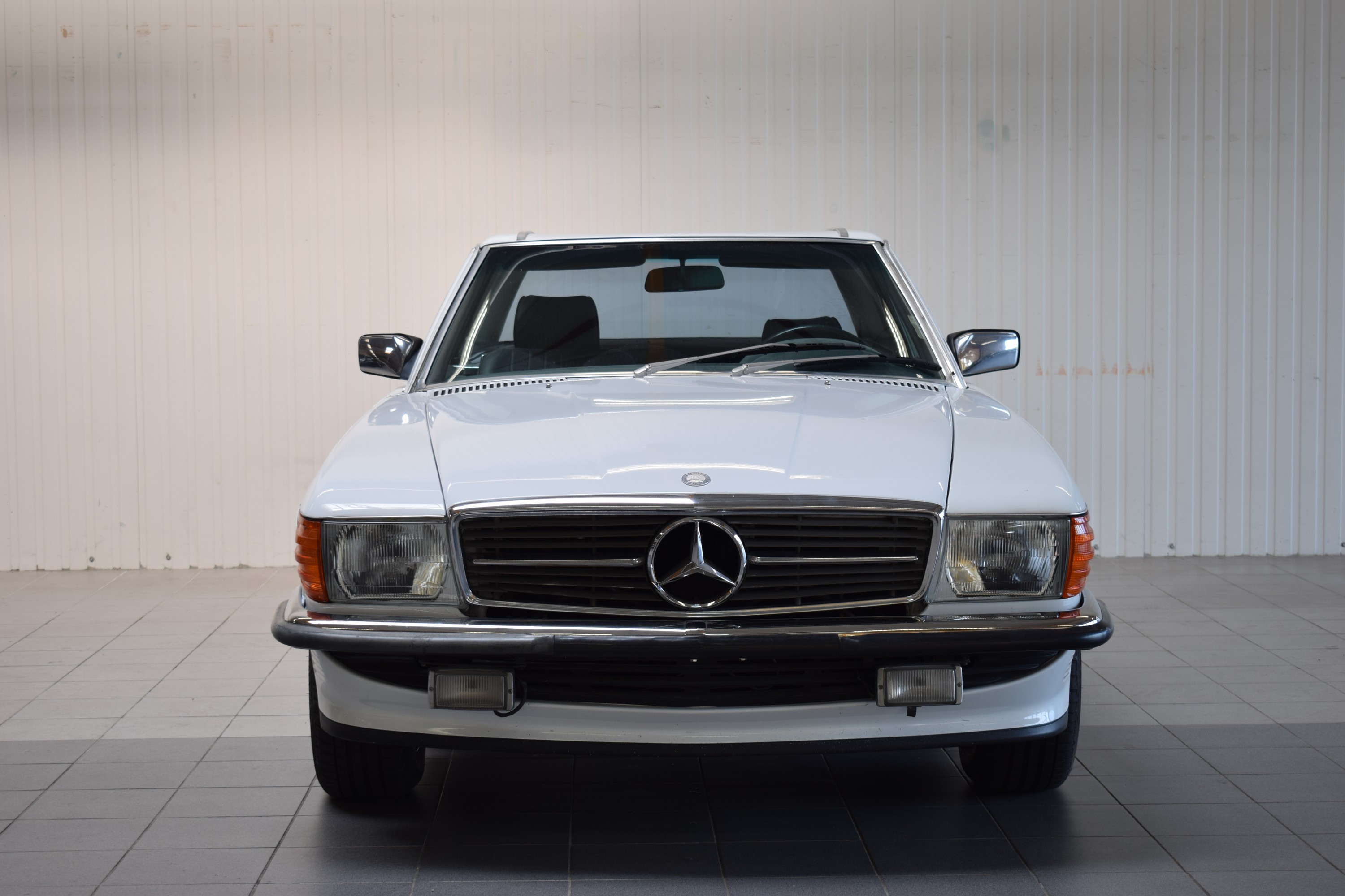 Detail a: Mercedes-Benz 560SL, EZ 1988, Laufleistung abgelesen 143.165 meilen, 170kW/231 PS, Automatikgetriebe, weiß, Leder