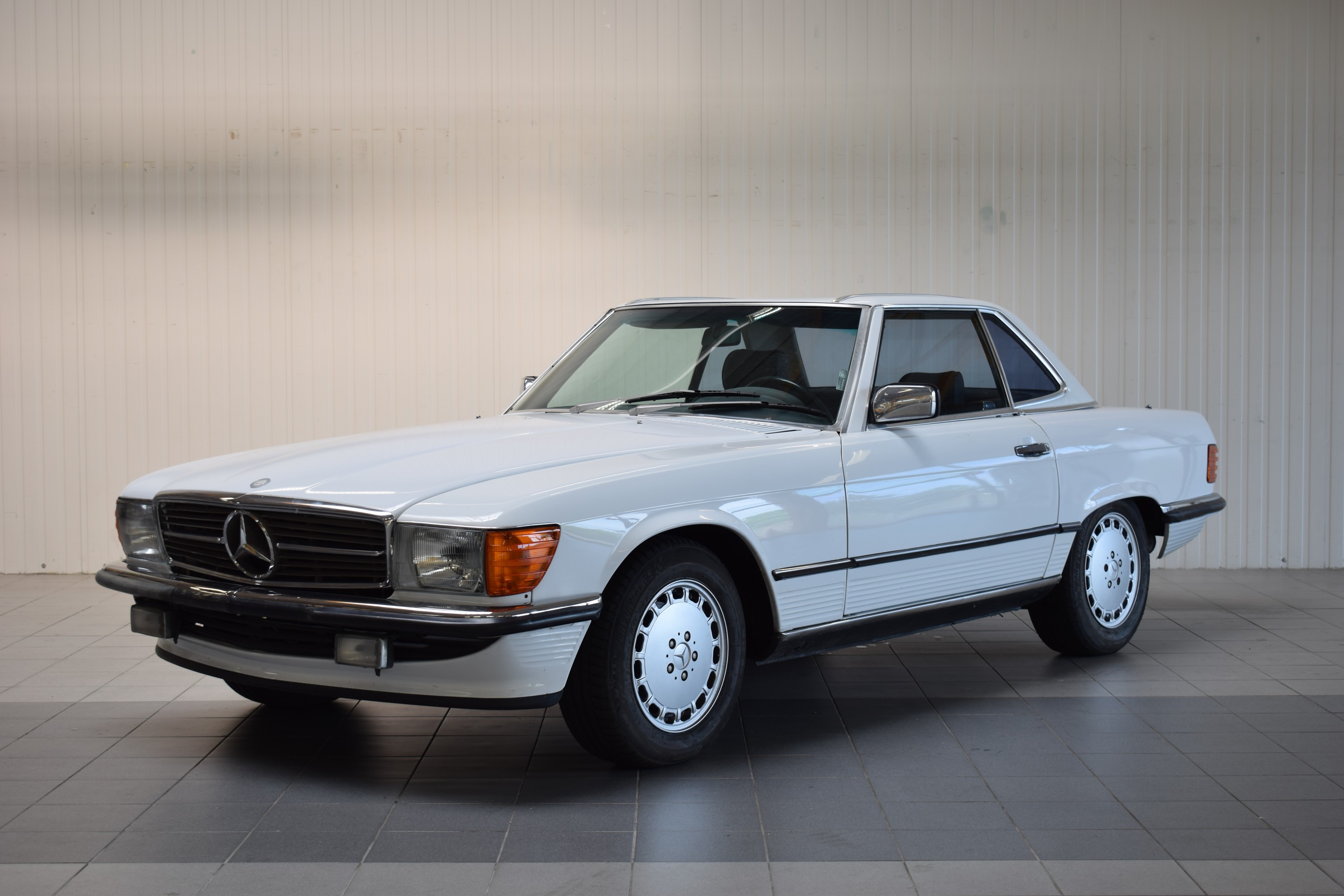 Detail b: Mercedes-Benz 560SL, EZ 1988, Laufleistung abgelesen 143.165 meilen, 170kW/231 PS, Automatikgetriebe, weiß, Leder