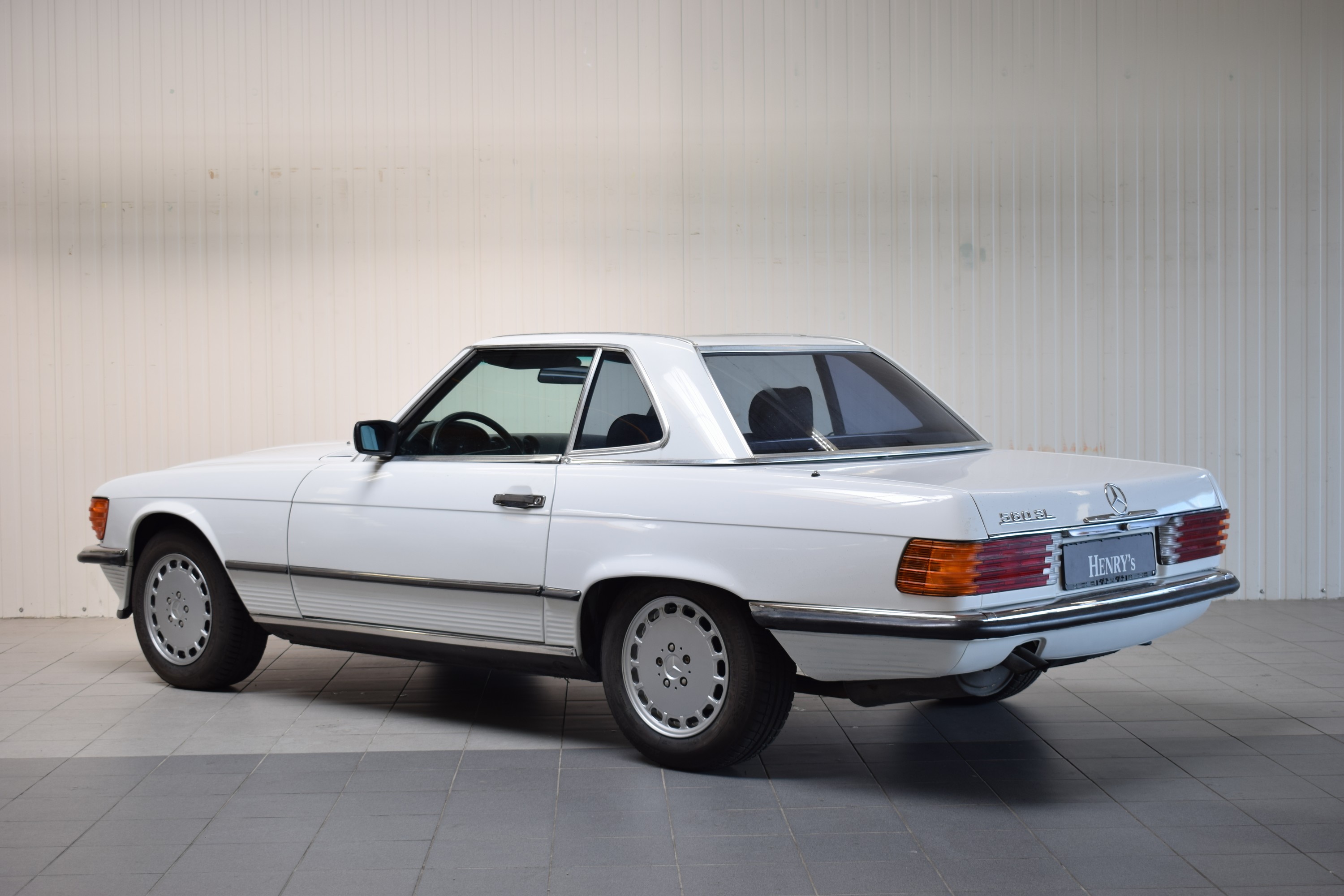 Detail c: Mercedes-Benz 560SL, EZ 1988, Laufleistung abgelesen 143.165 meilen, 170kW/231 PS, Automatikgetriebe, weiß, Leder