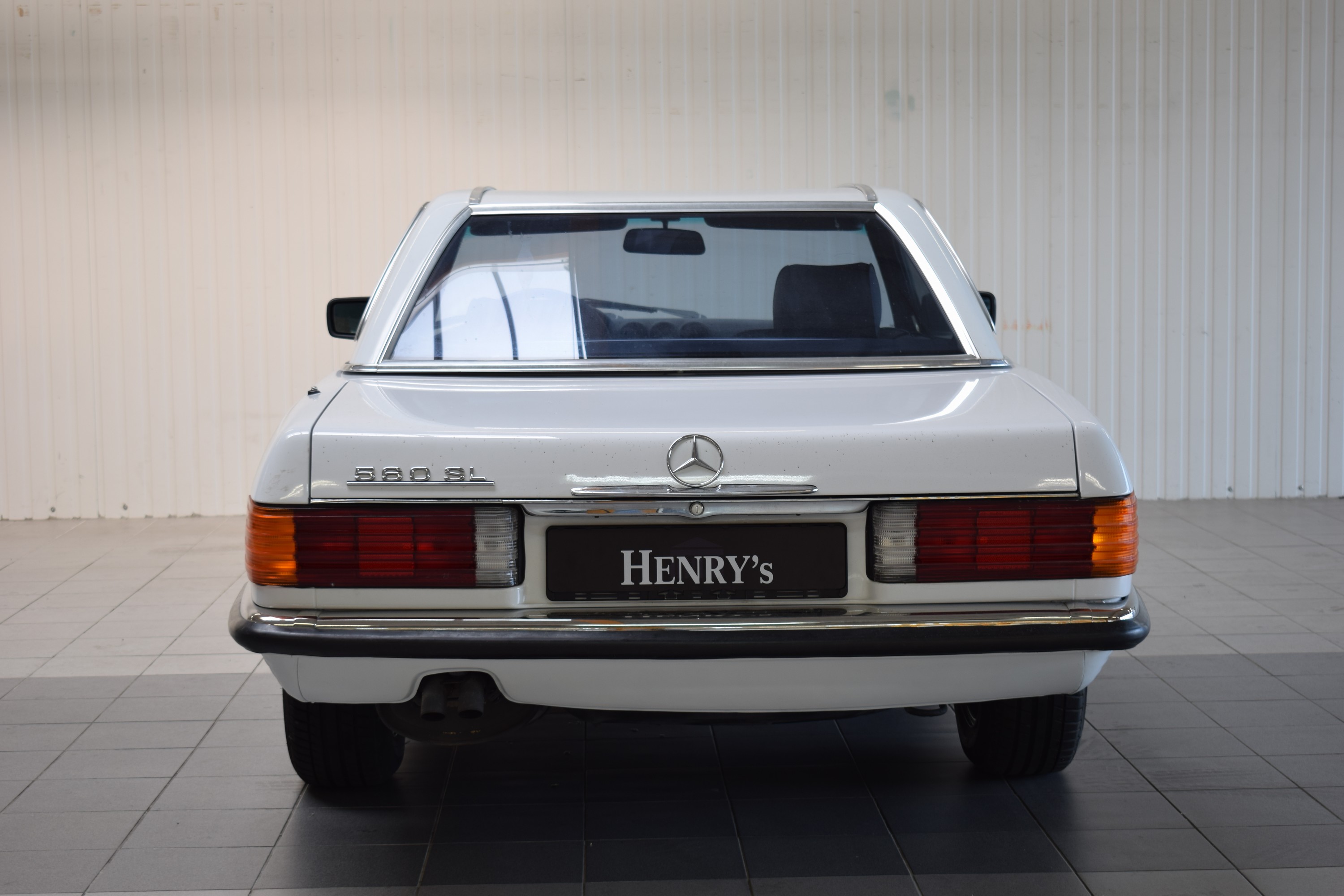Detail d: Mercedes-Benz 560SL, EZ 1988, Laufleistung abgelesen 143.165 meilen, 170kW/231 PS, Automatikgetriebe, weiß, Leder