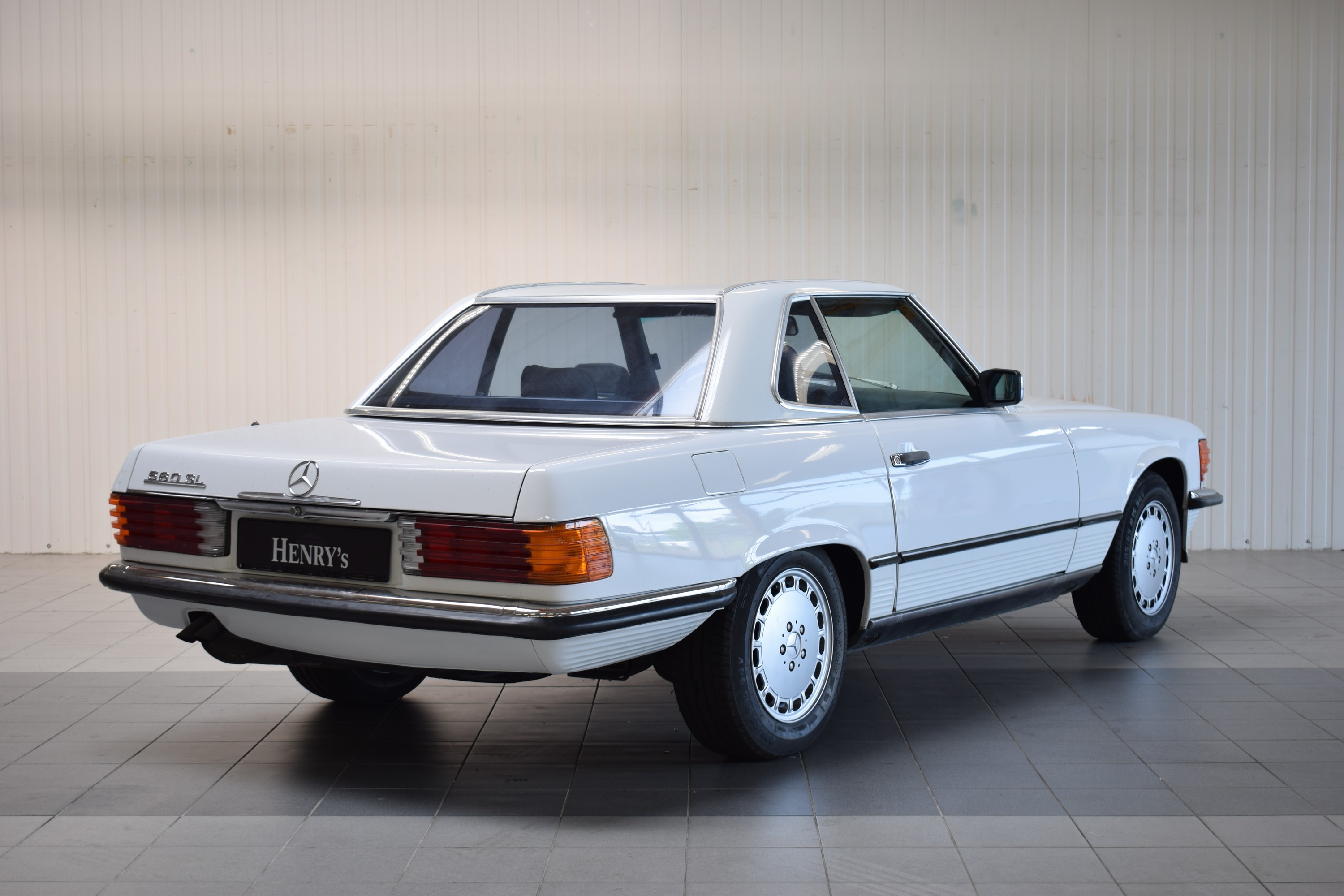 Detail e: Mercedes-Benz 560SL, EZ 1988, Laufleistung abgelesen 143.165 meilen, 170kW/231 PS, Automatikgetriebe, weiß, Leder