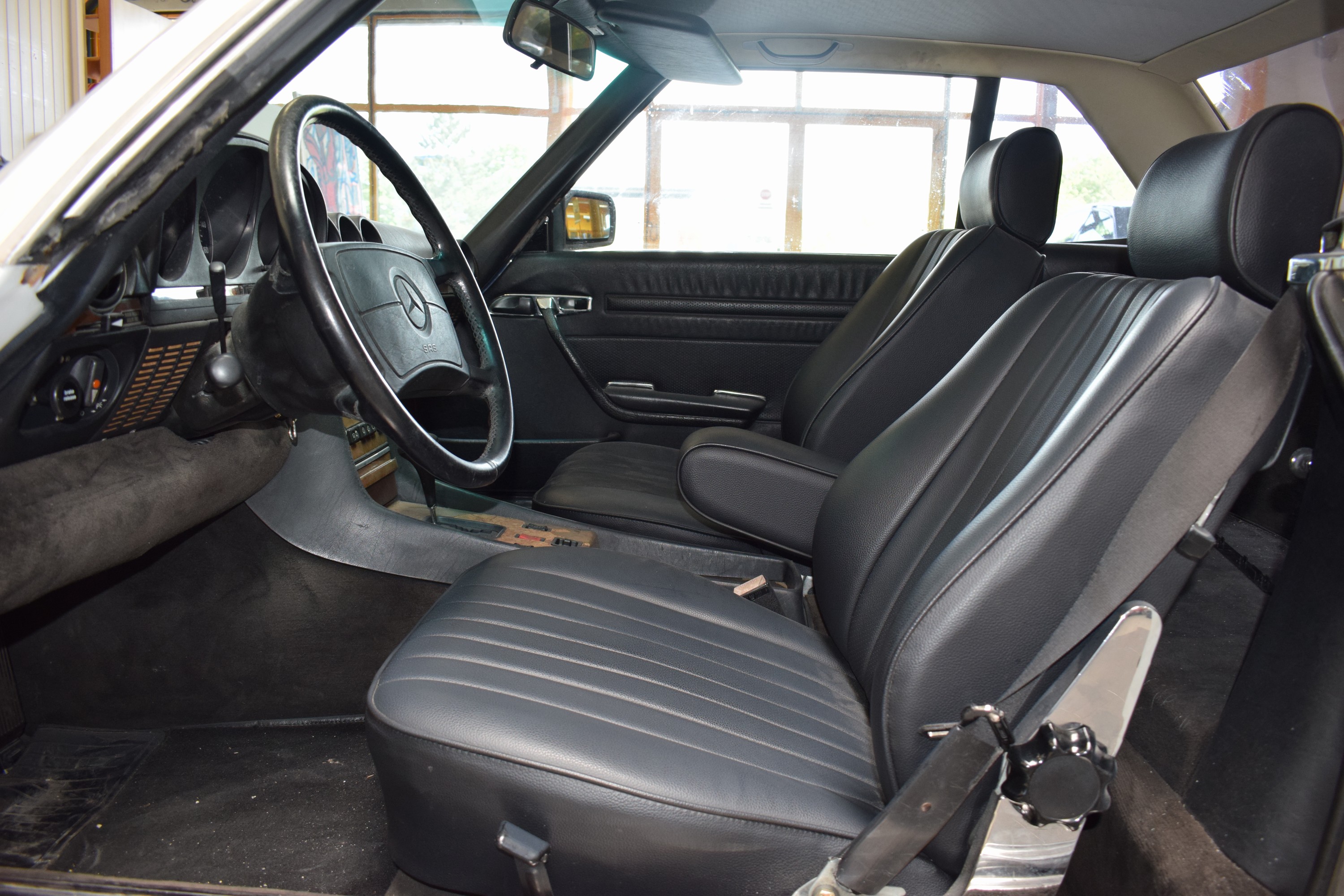 Detail f: Mercedes-Benz 560SL, EZ 1988, Laufleistung abgelesen 143.165 meilen, 170kW/231 PS, Automatikgetriebe, weiß, Leder