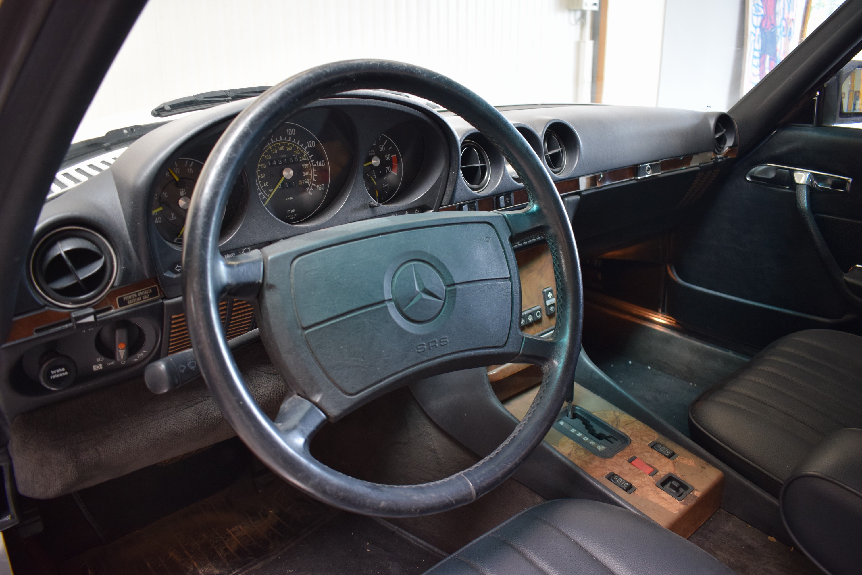 Detail g: Mercedes-Benz 560SL, EZ 1988, Laufleistung abgelesen 143.165 meilen, 170kW/231 PS, Automatikgetriebe, weiß, Leder
