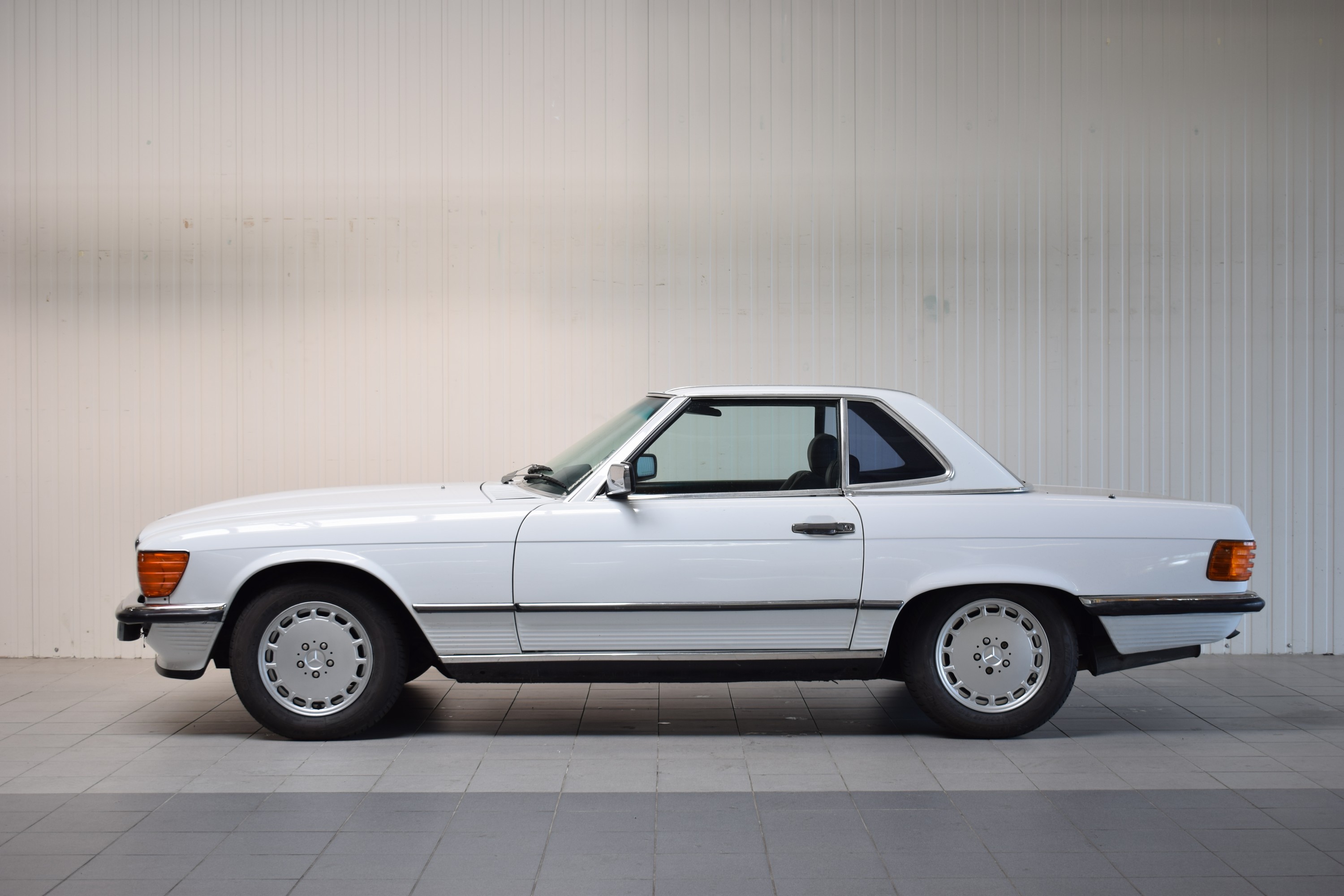 Detail h: Mercedes-Benz 560SL, EZ 1988, Laufleistung abgelesen 143.165 meilen, 170kW/231 PS, Automatikgetriebe, weiß, Leder