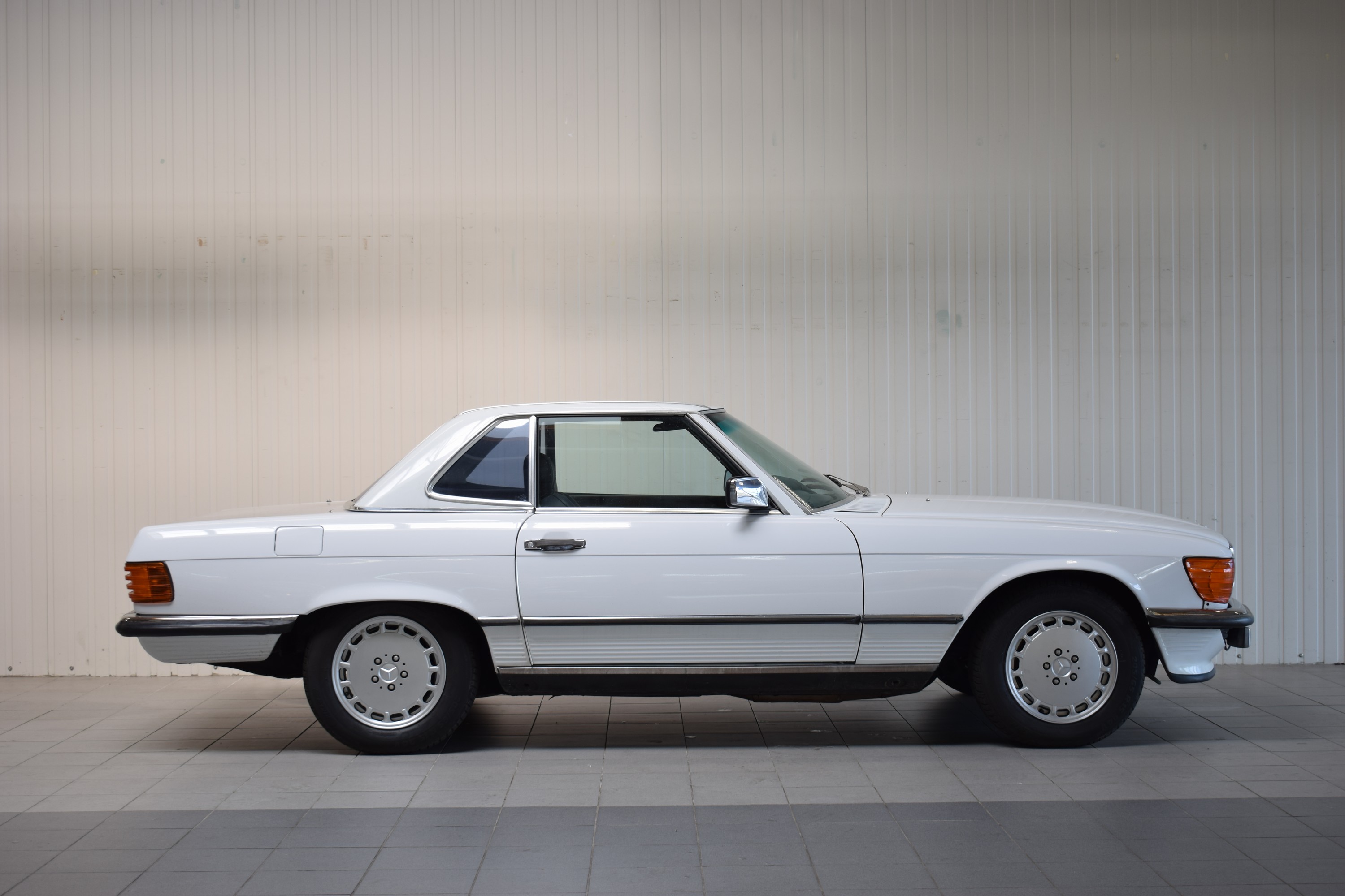 Detail i: Mercedes-Benz 560SL, EZ 1988, Laufleistung abgelesen 143.165 meilen, 170kW/231 PS, Automatikgetriebe, weiß, Leder