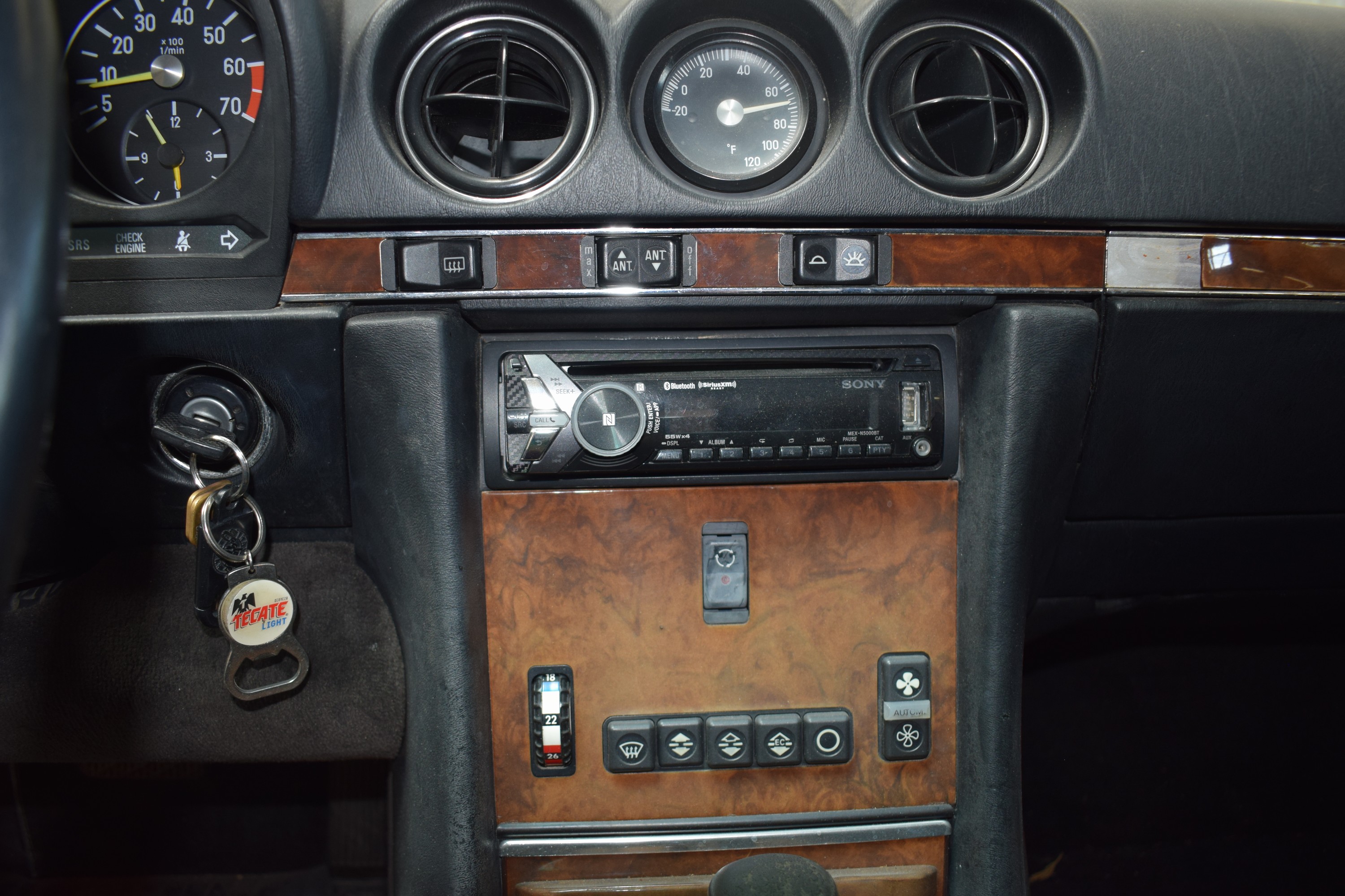 Detail j: Mercedes-Benz 560SL, EZ 1988, Laufleistung abgelesen 143.165 meilen, 170kW/231 PS, Automatikgetriebe, weiß, Leder