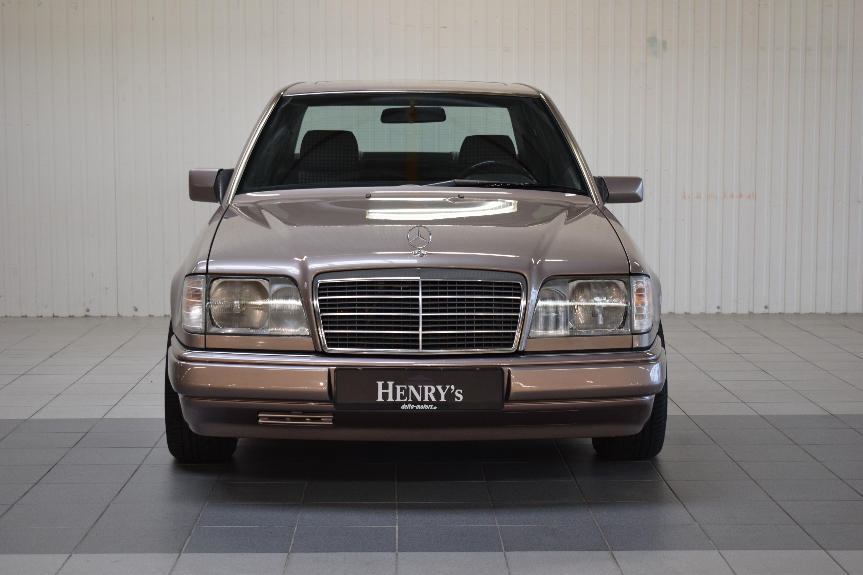 Detail a: Mercedes-Benz E220 Limousine, EZ 05/1994, Laufleistung abgelesen 181.885 km, 110 kW/150 PS, HU 02/2025, Automatikgetriebe, Braun, Stoff, Klimaanlage, ...