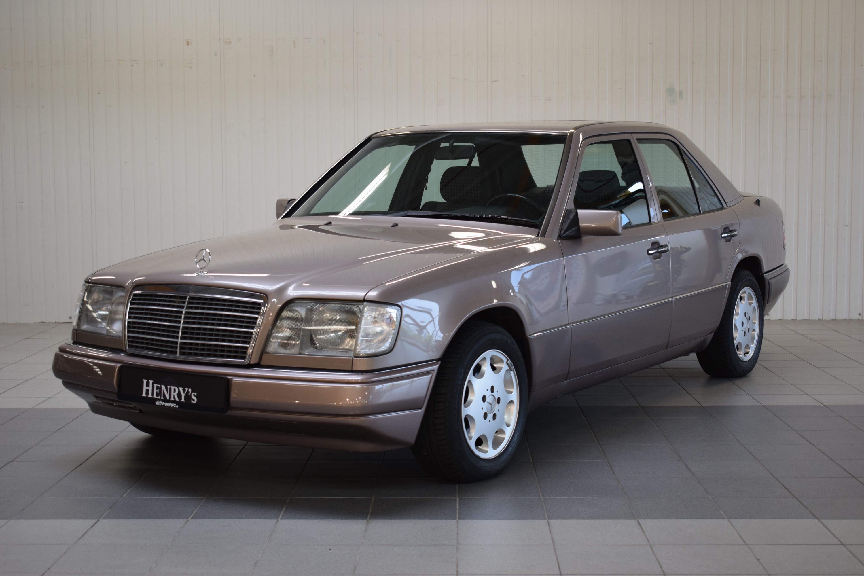 Detail b: Mercedes-Benz E220 Limousine, EZ 05/1994, Laufleistung abgelesen 181.885 km, 110 kW/150 PS, HU 02/2025, Automatikgetriebe, Braun, Stoff, Klimaanlage, ...
