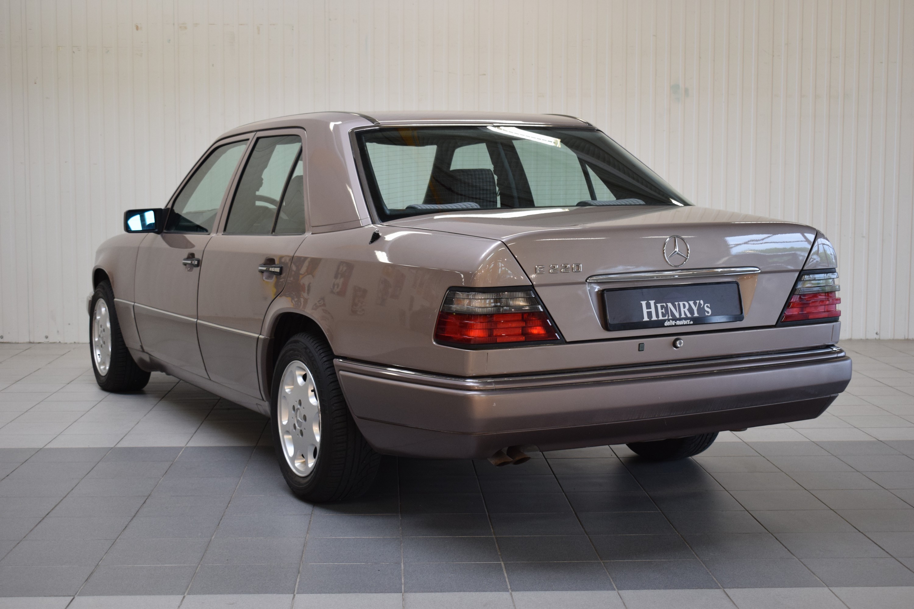 Detail c: Mercedes-Benz E220 Limousine, EZ 05/1994, Laufleistung abgelesen 181.885 km, 110 kW/150 PS, HU 02/2025, Automatikgetriebe, Braun, Stoff, Klimaanlage, ...