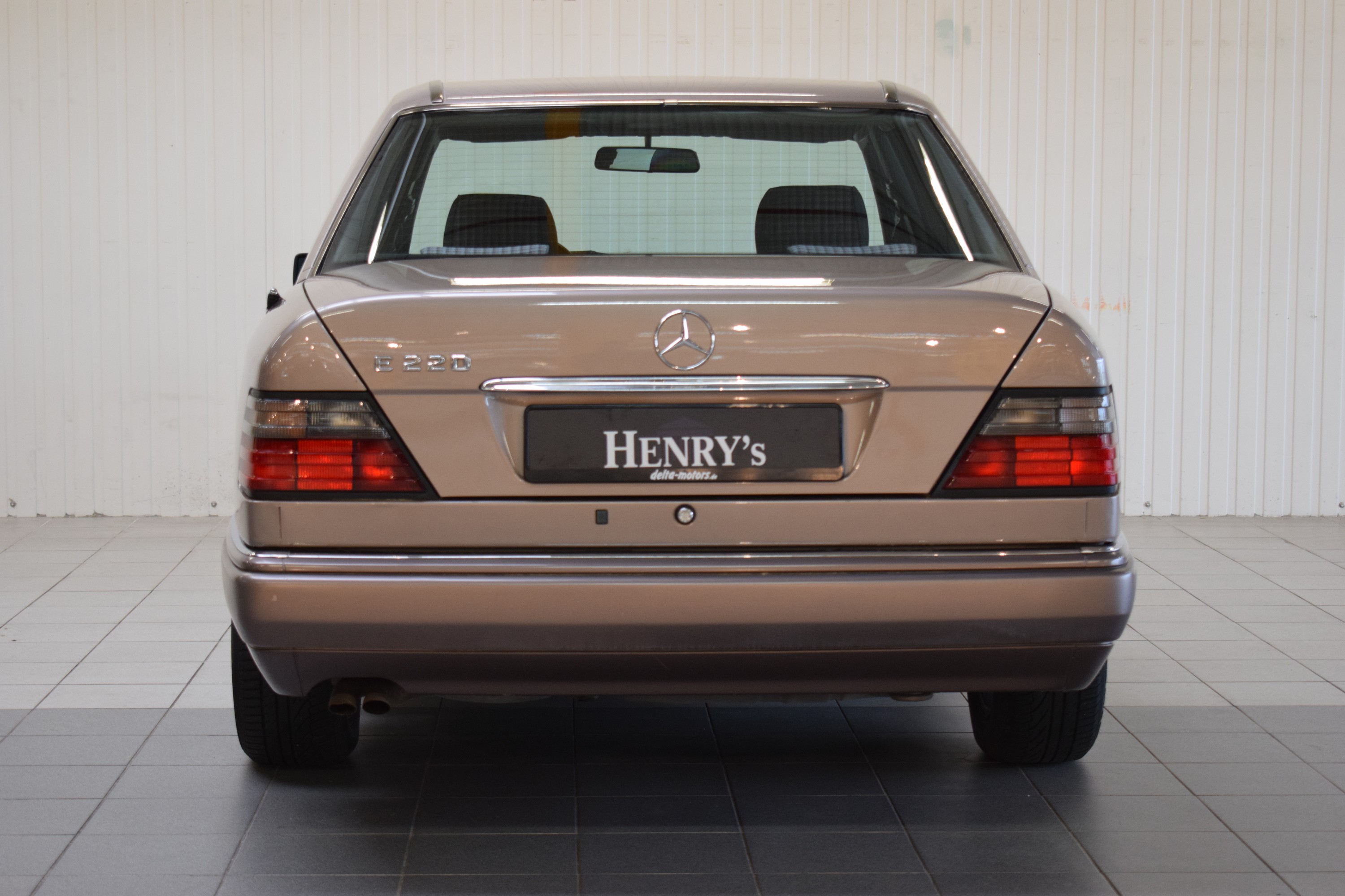 Detail d: Mercedes-Benz E220 Limousine, EZ 05/1994, Laufleistung abgelesen 181.885 km, 110 kW/150 PS, HU 02/2025, Automatikgetriebe, Braun, Stoff, Klimaanlage, ...