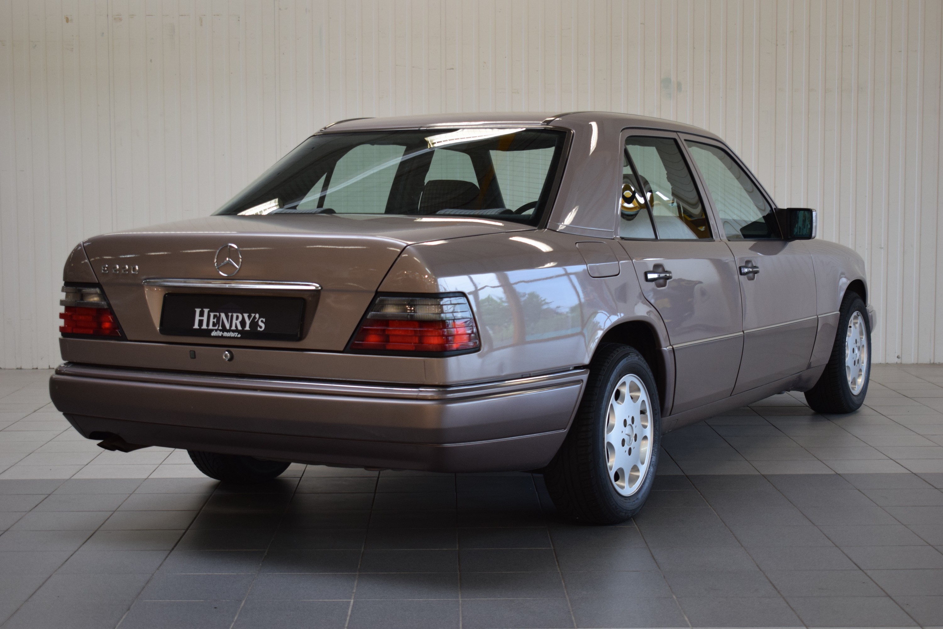 Detail e: Mercedes-Benz E220 Limousine, EZ 05/1994, Laufleistung abgelesen 181.885 km, 110 kW/150 PS, HU 02/2025, Automatikgetriebe, Braun, Stoff, Klimaanlage, ...