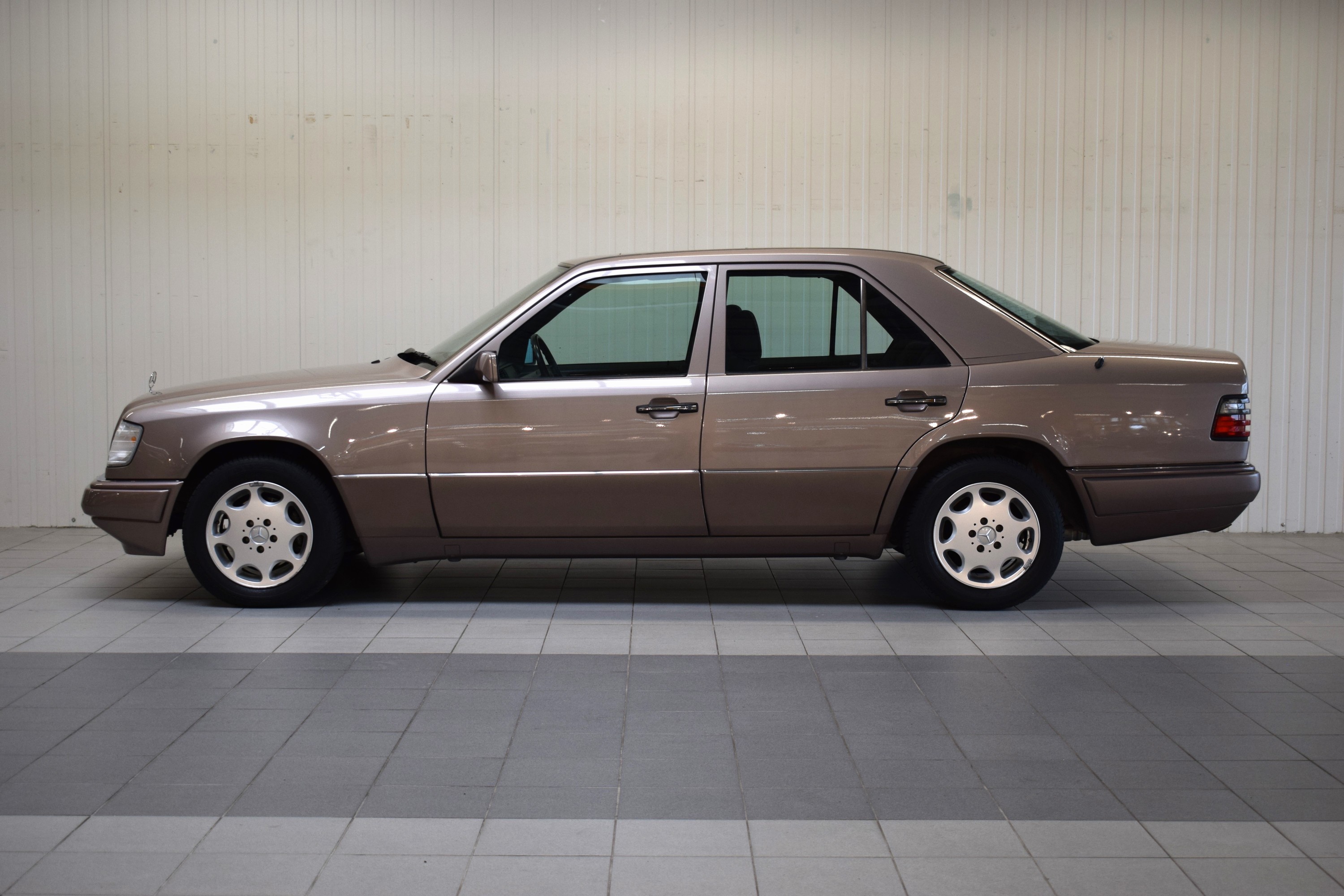 Detail f: Mercedes-Benz E220 Limousine, EZ 05/1994, Laufleistung abgelesen 181.885 km, 110 kW/150 PS, HU 02/2025, Automatikgetriebe, Braun, Stoff, Klimaanlage, ...