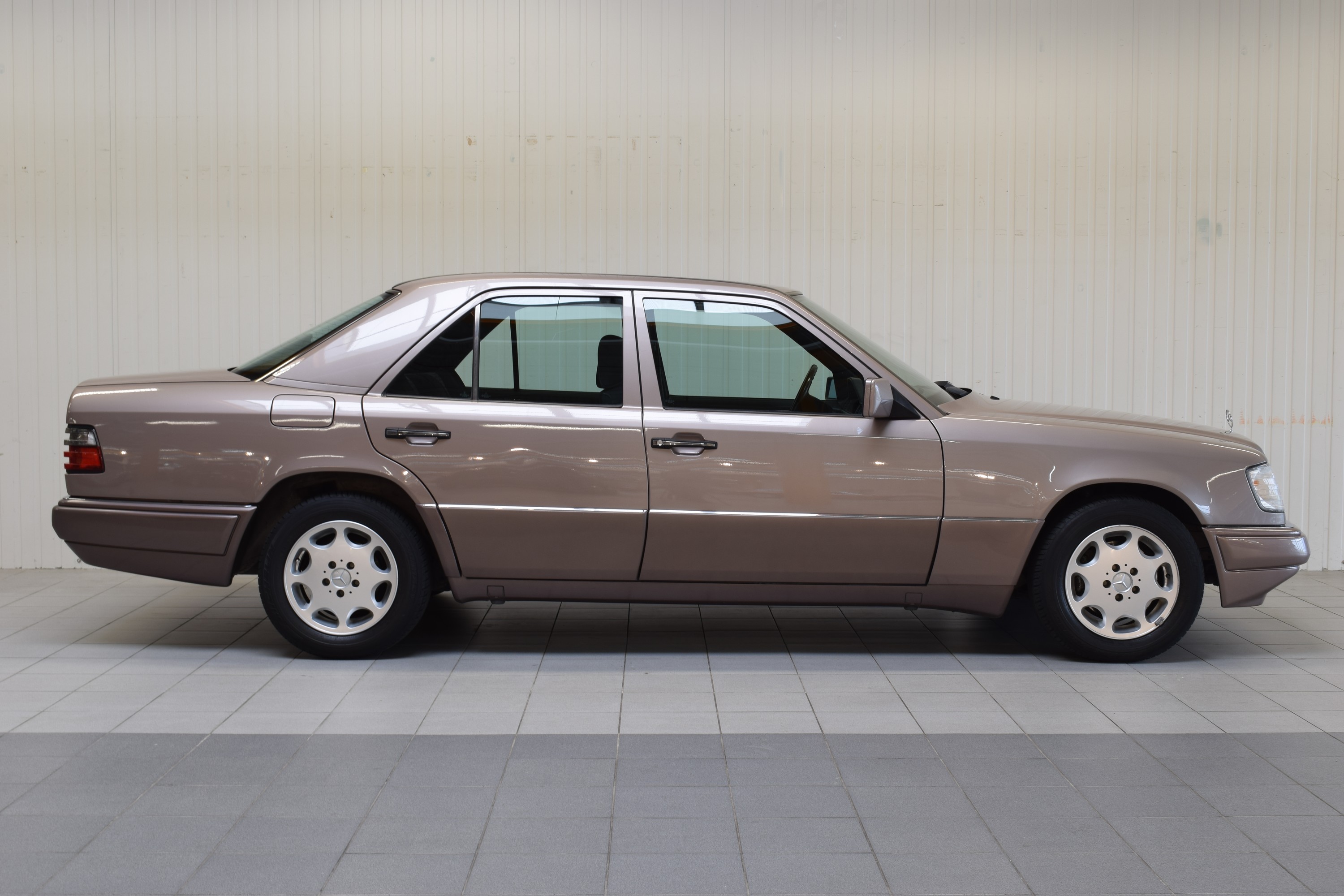 Detail g: Mercedes-Benz E220 Limousine, EZ 05/1994, Laufleistung abgelesen 181.885 km, 110 kW/150 PS, HU 02/2025, Automatikgetriebe, Braun, Stoff, Klimaanlage, ...