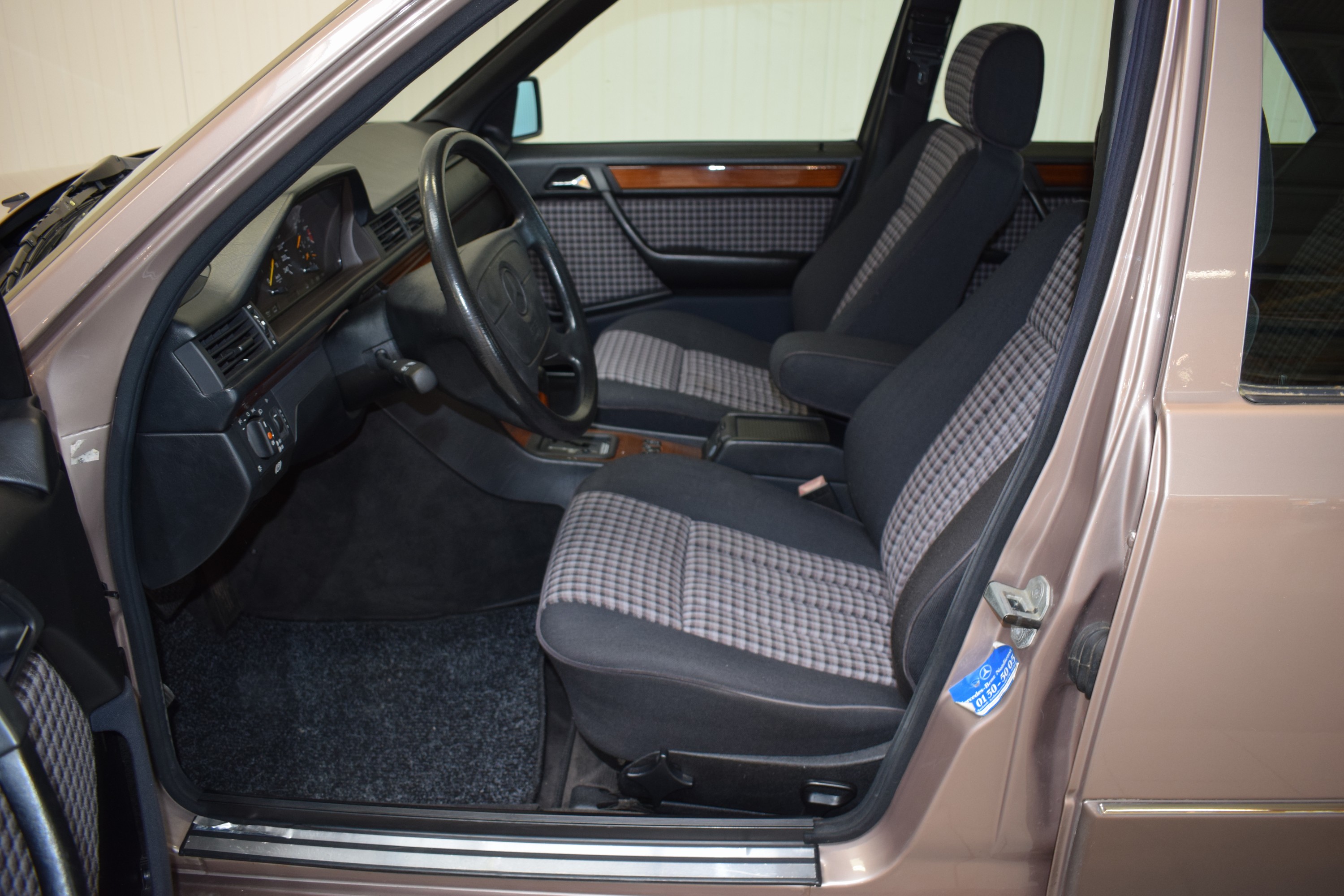 Detail i: Mercedes-Benz E220 Limousine, EZ 05/1994, Laufleistung abgelesen 181.885 km, 110 kW/150 PS, HU 02/2025, Automatikgetriebe, Braun, Stoff, Klimaanlage, ...