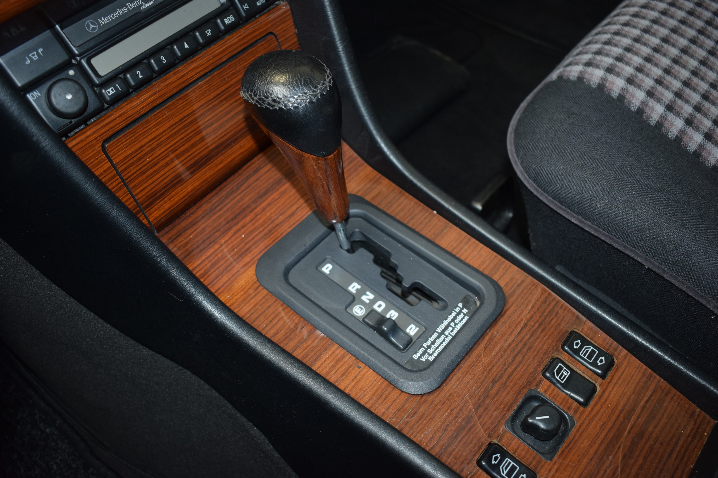 Detail k: Mercedes-Benz E220 Limousine, EZ 05/1994, Laufleistung abgelesen 181.885 km, 110 kW/150 PS, HU 02/2025, Automatikgetriebe, Braun, Stoff, Klimaanlage, ...